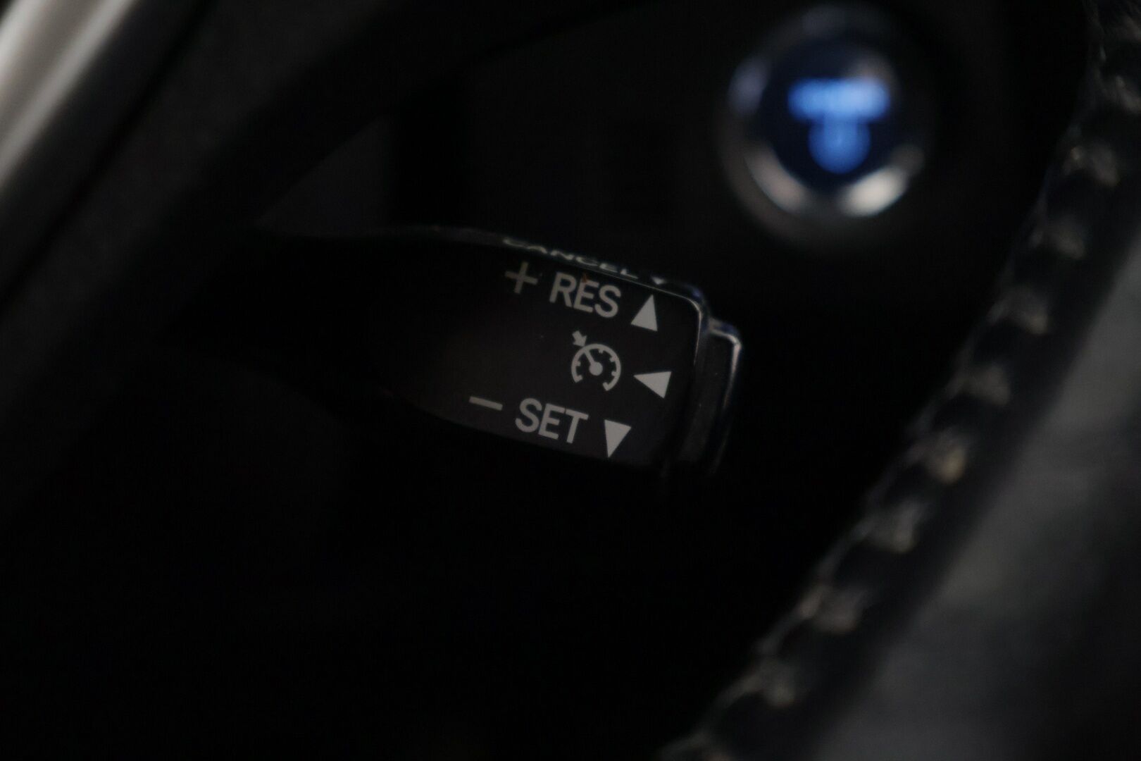 Toyota Auris 2013 1,8 Hybrid Premium ** P-Kamera / Puolinahka sisusta / Lohko /  NAVI / Bluetooth, Aux, USB, CD ** - Kahdet Renkaat vanteineen! 