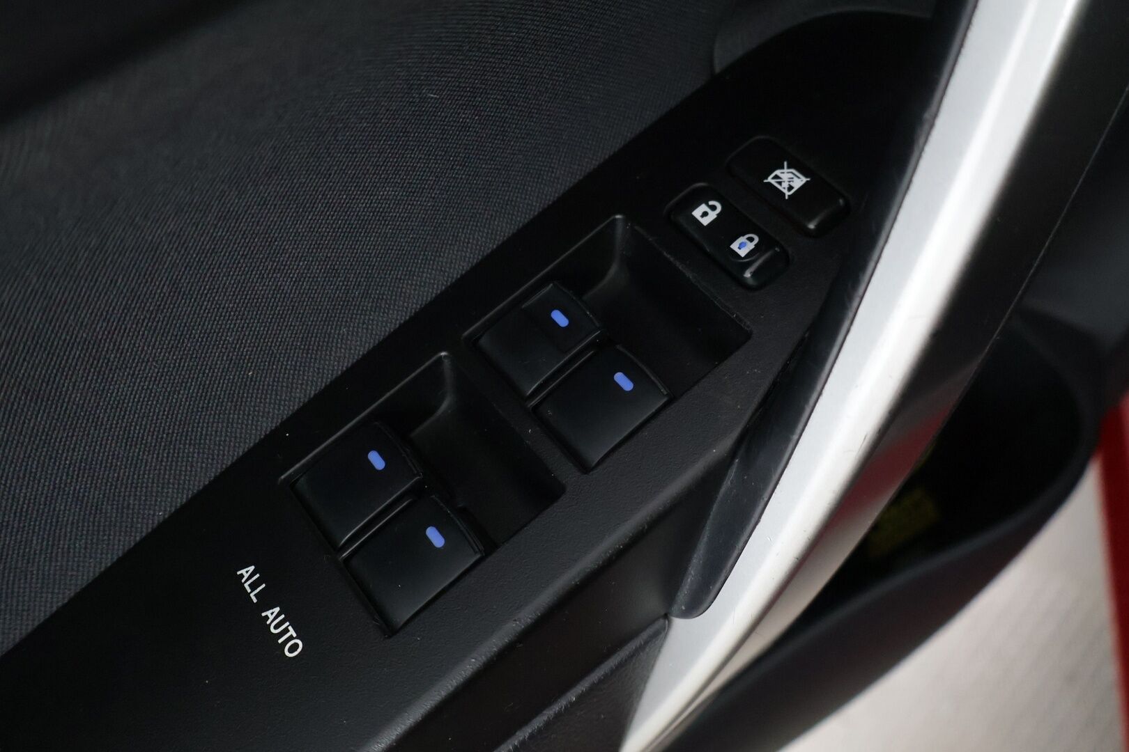 Toyota Auris 2013 1,8 Hybrid Premium ** P-Kamera / Puolinahka sisusta / Lohko /  NAVI / Bluetooth, Aux, USB, CD ** - Kahdet Renkaat vanteineen! 