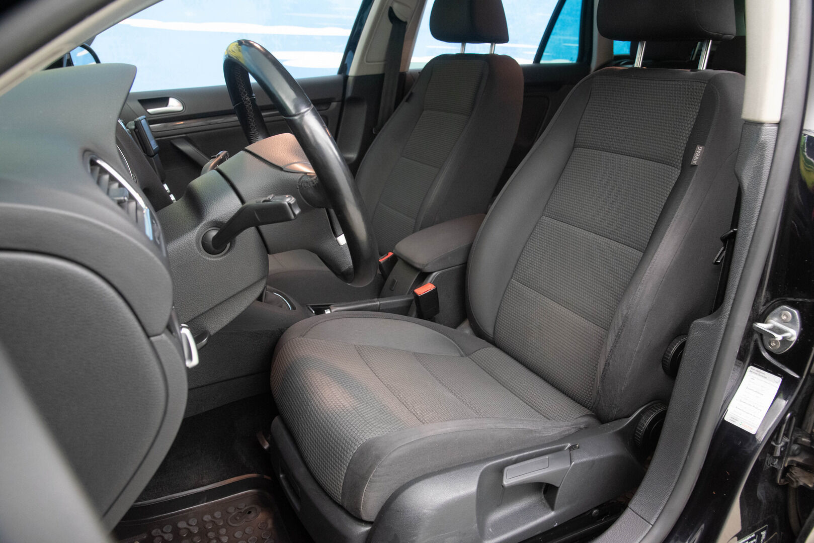 Volkswagen Golf 2010 1.6 TDI Variant Comfortline 77kW - YritysOutlet - Myydään vain yrityksille - Lohkolämmitin / Tutkat / Vakkari 