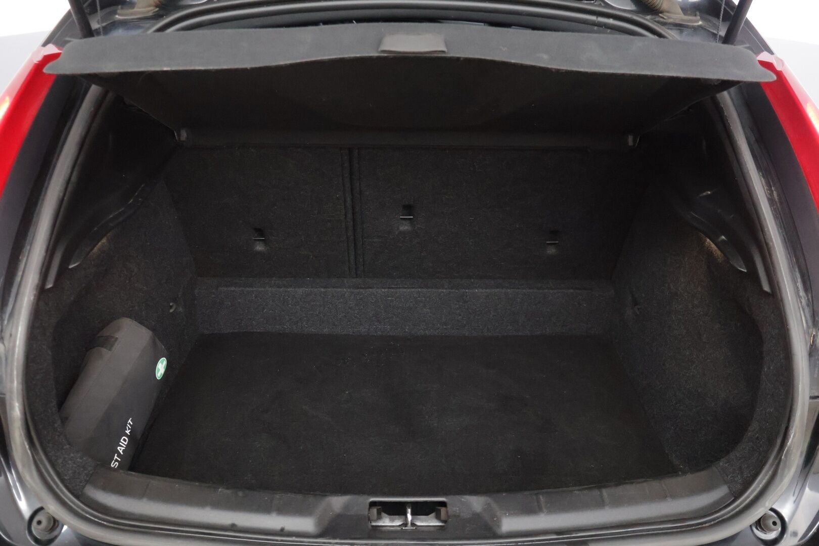 Volvo V40 2013 T3 R-Design - | R-Design | Suomi-auto | Digimittaristo | Keyless | Nahka-alcantara | Xenon | Vakionopeudensäädin | Lohkolämmitin | 2x Renkaat & Vanteet |