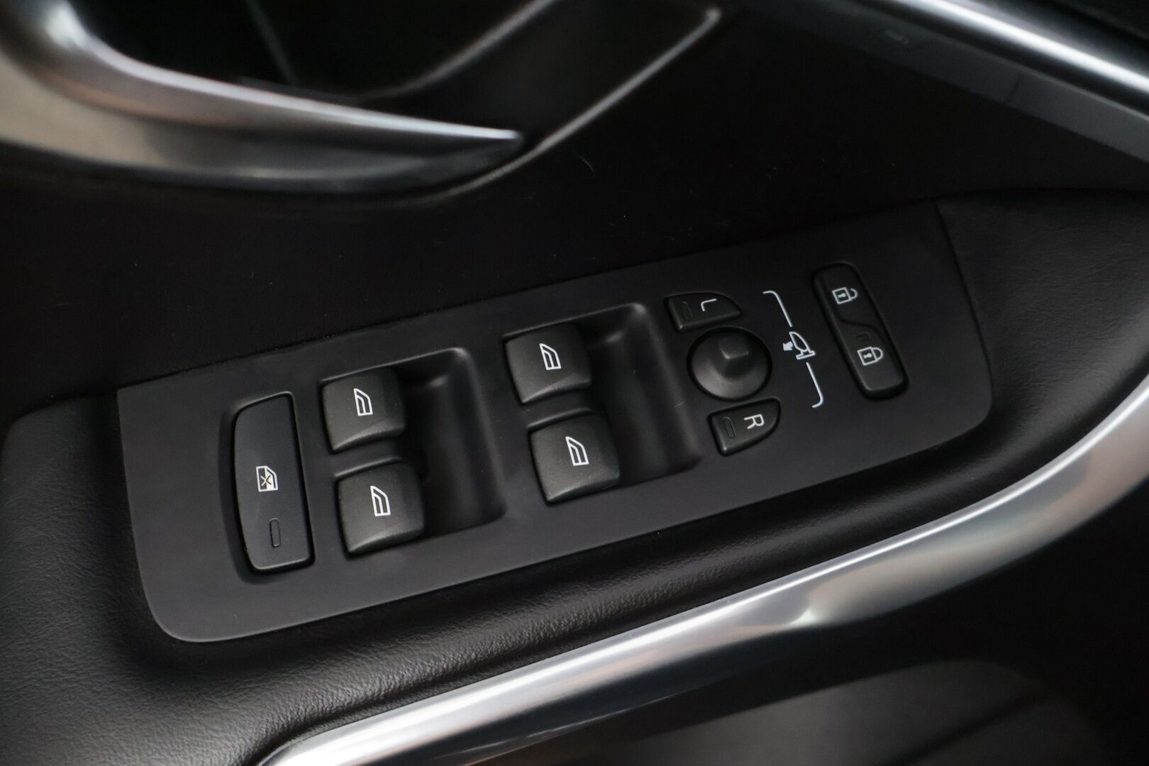 Volvo V40 2013 T3 R-Design - | R-Design | Suomi-auto | Digimittaristo | Keyless | Nahka-alcantara | Xenon | Vakionopeudensäädin | Lohkolämmitin | 2x Renkaat & Vanteet |