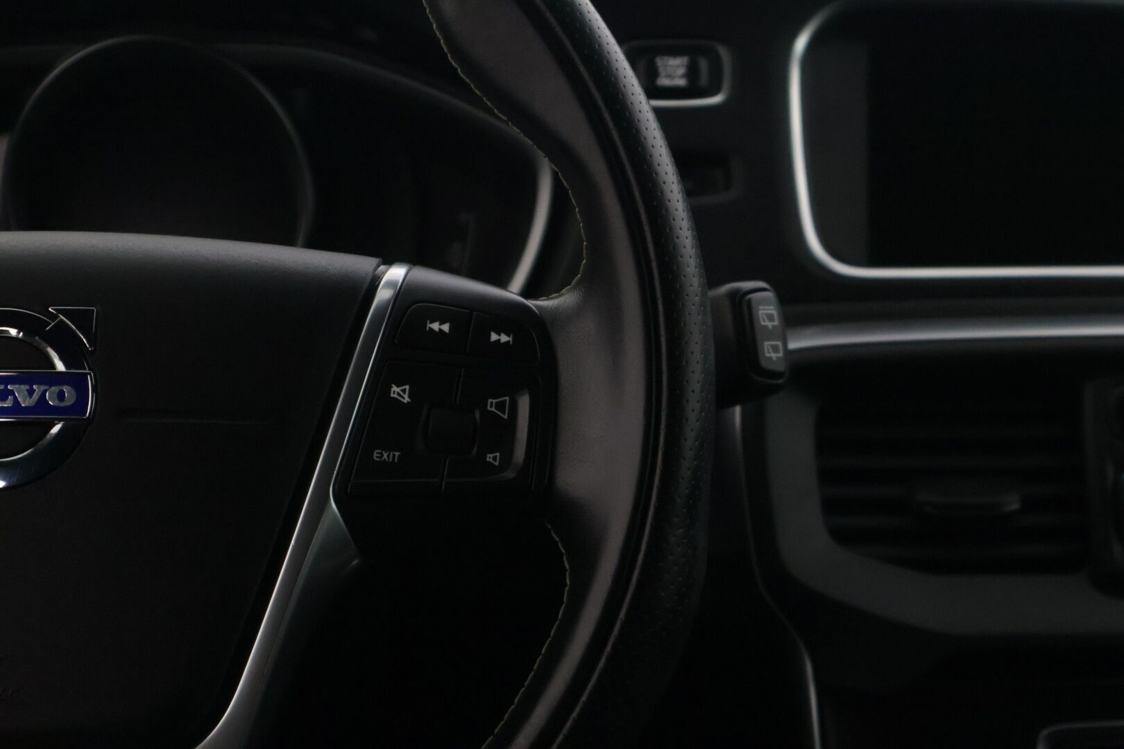 Volvo V40 2013 T3 R-Design - | R-Design | Suomi-auto | Digimittaristo | Keyless | Nahka-alcantara | Xenon | Vakionopeudensäädin | Lohkolämmitin | 2x Renkaat & Vanteet |