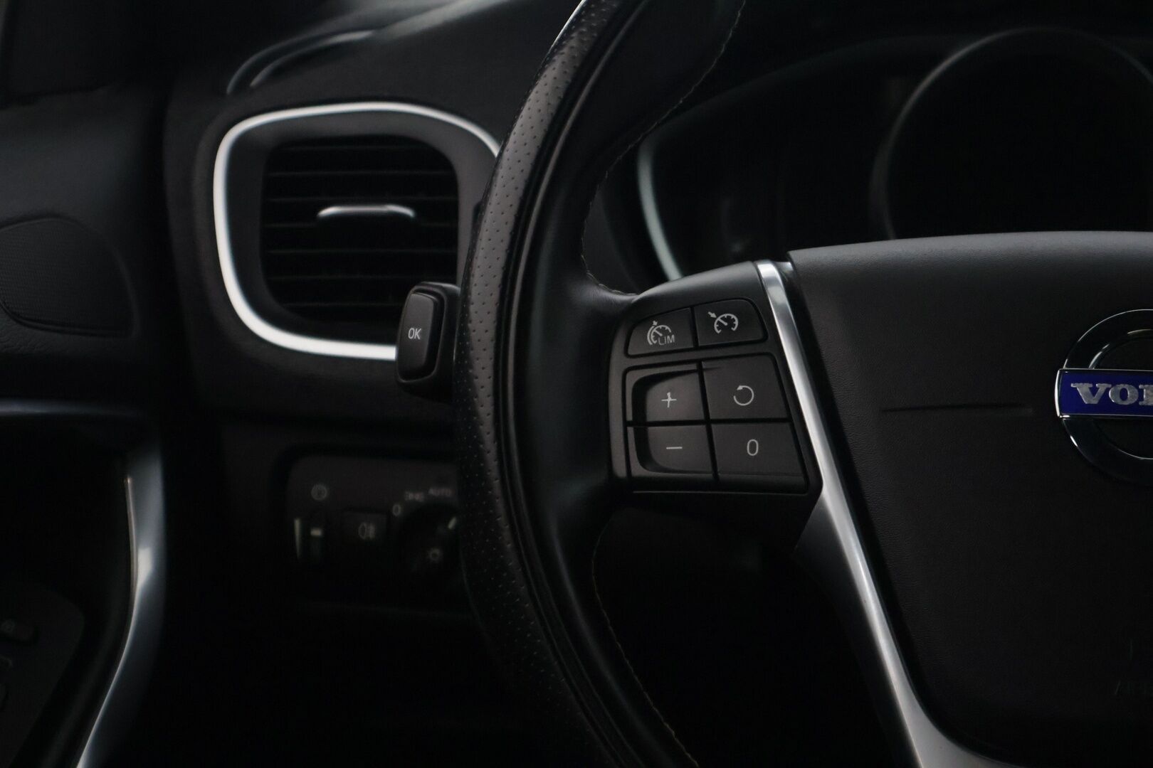 Volvo V40 2013 T3 R-Design - | R-Design | Suomi-auto | Digimittaristo | Keyless | Nahka-alcantara | Xenon | Vakionopeudensäädin | Lohkolämmitin | 2x Renkaat & Vanteet |