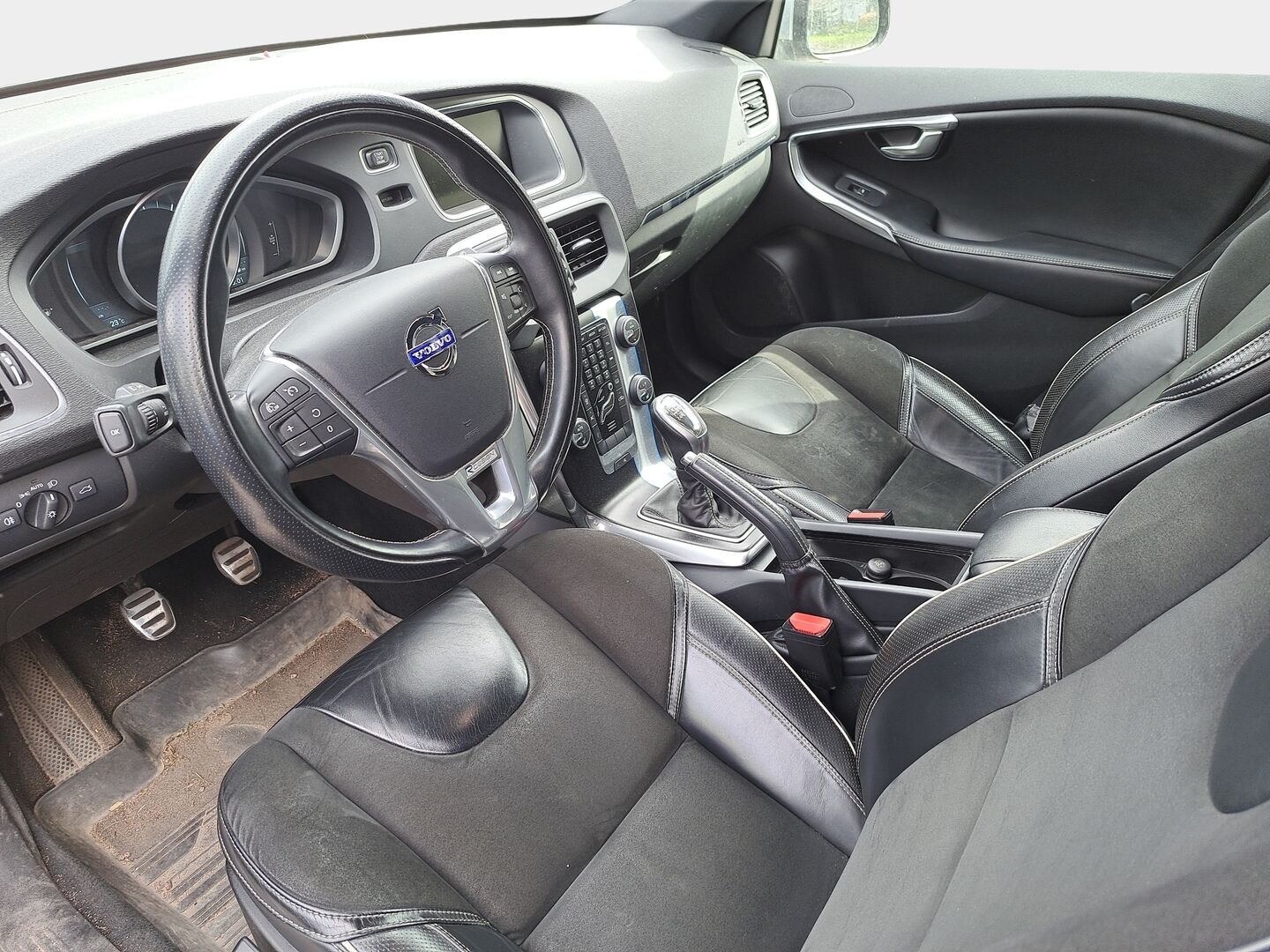 Volvo V40 2013 T3 R-Design - | R-Design | Suomi-auto | Digimittaristo | Keyless | Nahka-alcantara | Xenon | Vakionopeudensäädin | Lohkolämmitin | 2x Renkaat & Vanteet |