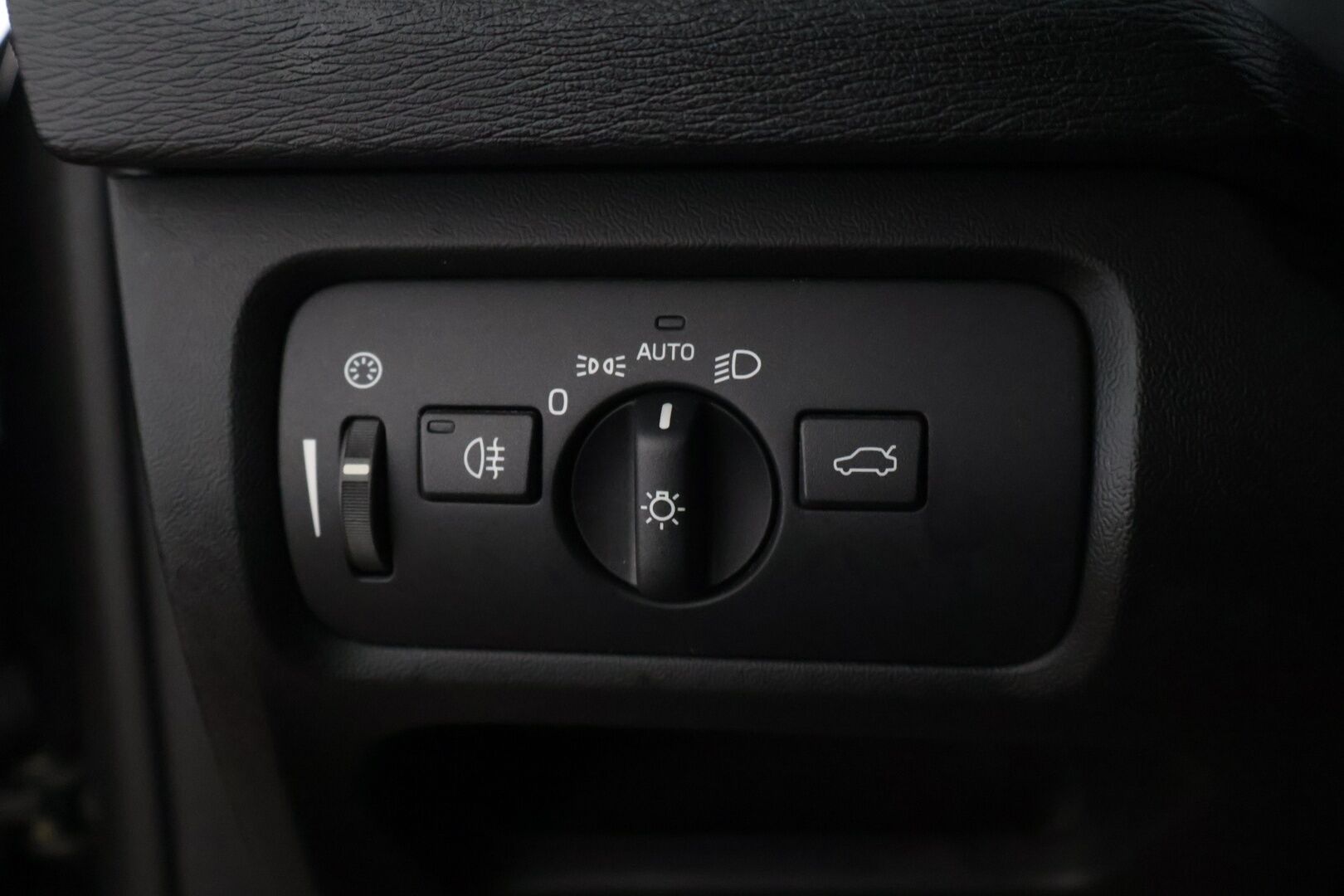 Volvo V40 2013 T3 R-Design - | R-Design | Suomi-auto | Digimittaristo | Keyless | Nahka-alcantara | Xenon | Vakionopeudensäädin | Lohkolämmitin | 2x Renkaat & Vanteet |