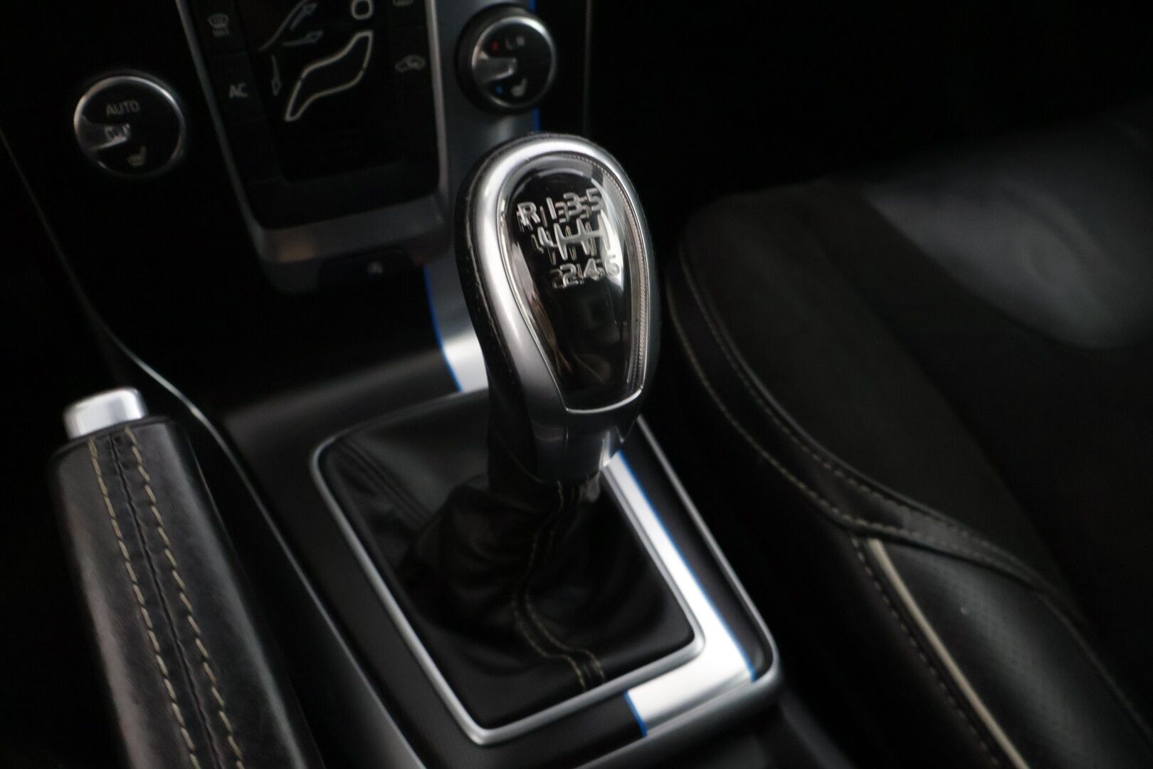 Volvo V40 2013 T3 R-Design - | R-Design | Suomi-auto | Digimittaristo | Keyless | Nahka-alcantara | Xenon | Vakionopeudensäädin | Lohkolämmitin | 2x Renkaat & Vanteet |