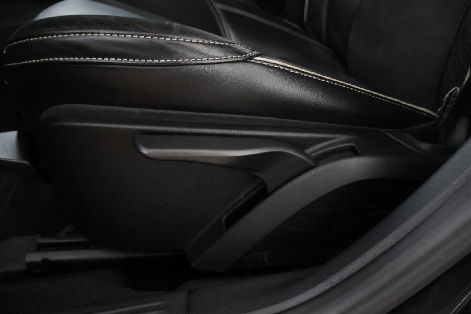 Volvo V40 2013 T3 R-Design - | R-Design | Suomi-auto | Digimittaristo | Keyless | Nahka-alcantara | Xenon | Vakionopeudensäädin | Lohkolämmitin | 2x Renkaat & Vanteet |