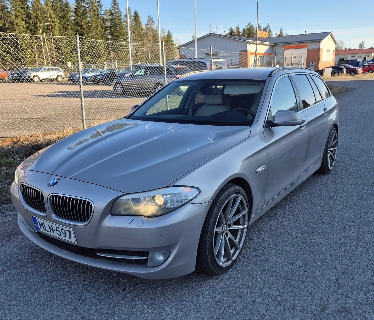 BMW 520 2013 TwinPower Turbo A F11 Touring Business Automatic *Comfort-penkit / Lohkolämmitin / Vakkari / Parkkitutkat / Muistipenkit* - Tulossa myyntiin! / Comfort-nahat muistipaikoilla / Sähkösäätöinen ratti / Suomi-auto! - HULLUT AVAJAISHULINAT KORKOTARJOUS 3,29 %