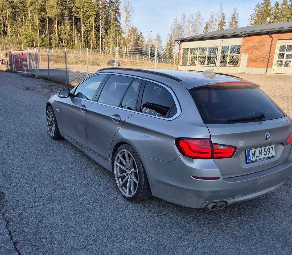 BMW 520 2013 TwinPower Turbo A F11 Touring Business Automatic *Comfort-penkit / Lohkolämmitin / Vakkari / Parkkitutkat / Muistipenkit* - Tulossa myyntiin! / Comfort-nahat muistipaikoilla / Sähkösäätöinen ratti / Suomi-auto! - HULLUT AVAJAISHULINAT KORKOTARJOUS 3,29 %