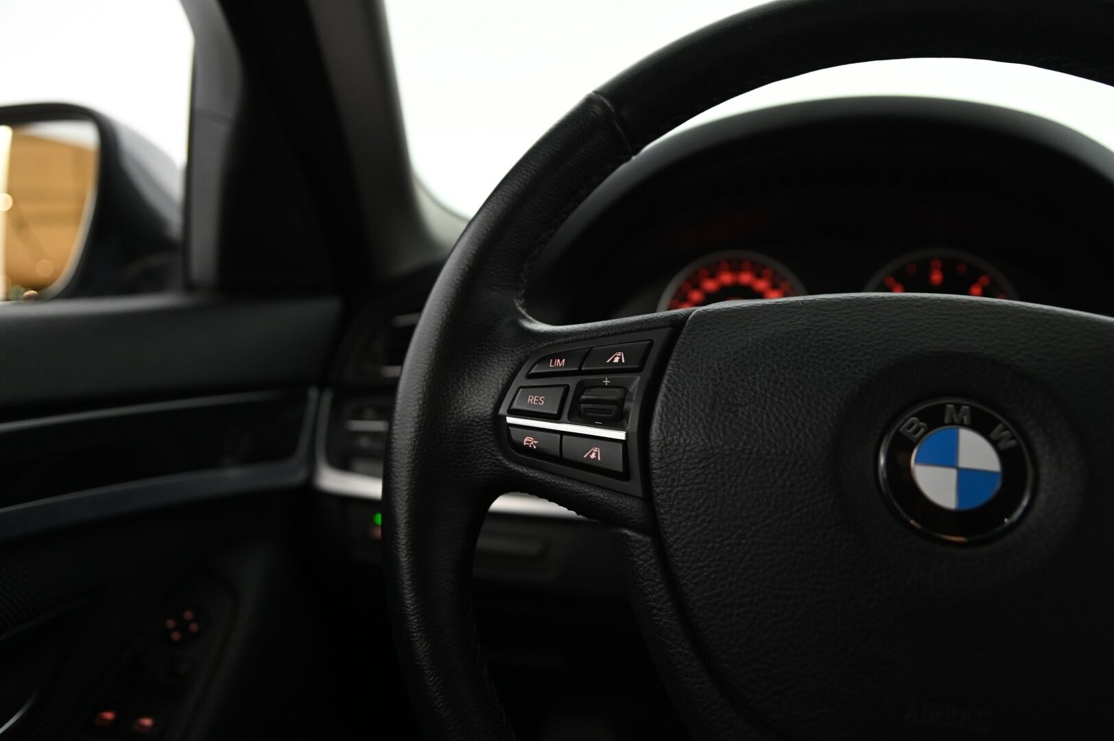 BMW 520 2014 F10 TwinPower Turbo A xDrive Limited Edition *Suomi-Auto / Webasto / ACC / Tutkat / Koukku / Ratinlämmitin* - Fiksu käyttöauto kaksin huippurenkain!