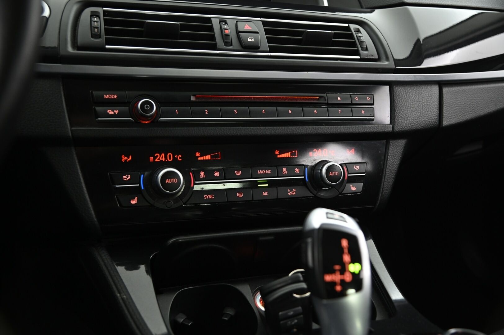BMW 520 2014 F10 TwinPower Turbo A xDrive Limited Edition *Suomi-Auto / Webasto / ACC / Tutkat / Koukku / Ratinlämmitin* - Fiksu käyttöauto kaksin huippurenkain!