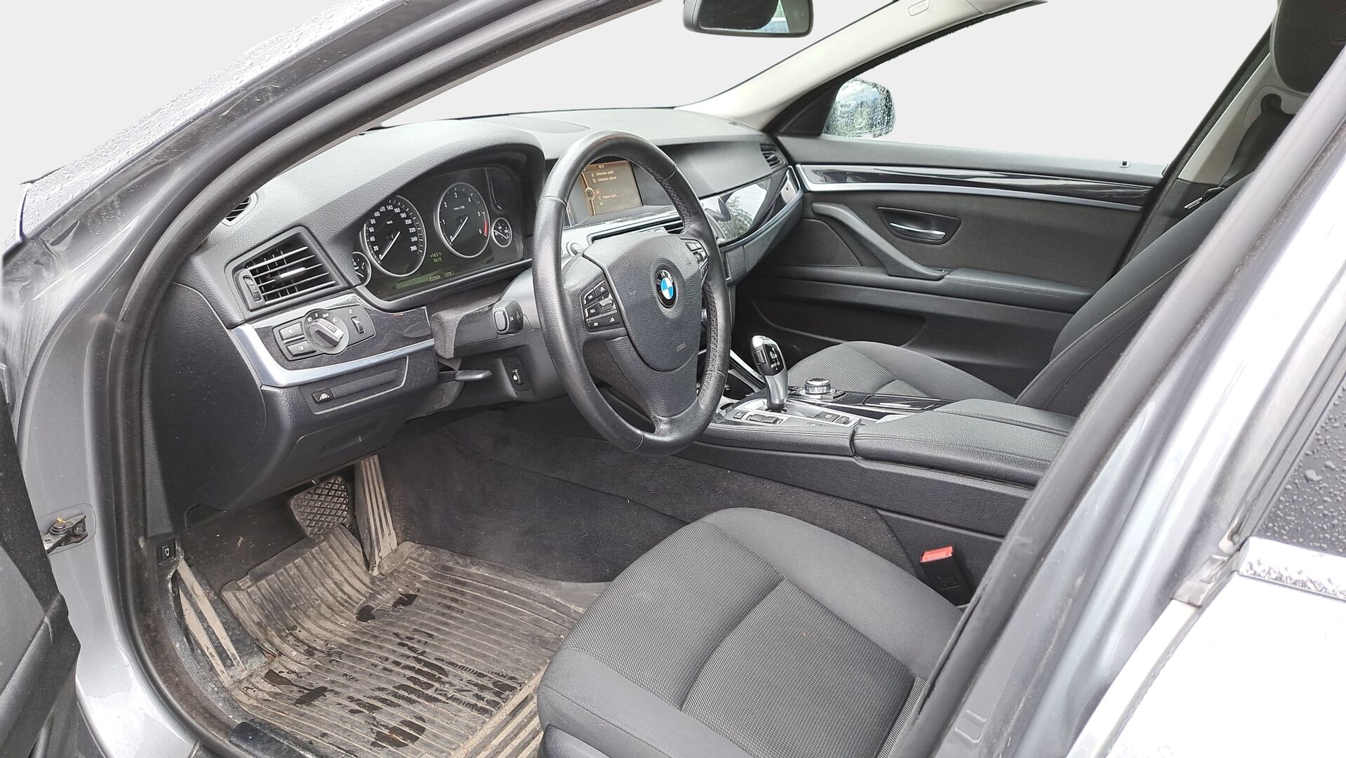 BMW 520 2014 F10 TwinPower Turbo A xDrive Limited Edition *Suomi-Auto / Webasto / ACC / Tutkat / Koukku / Ratinlämmitin* - Fiksu käyttöauto kaksin huippurenkain!