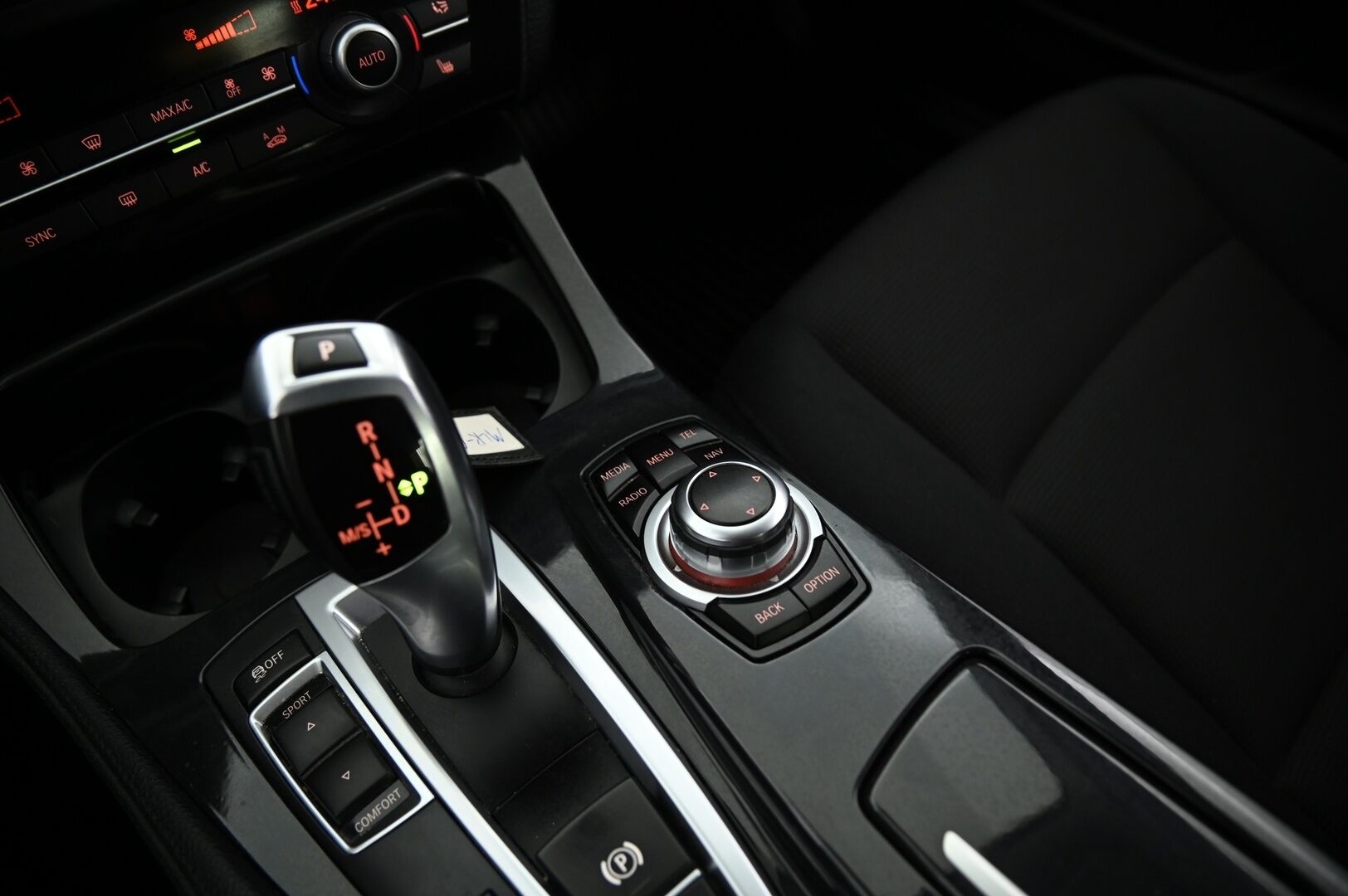 BMW 520 2014 F10 TwinPower Turbo A xDrive Limited Edition *Suomi-Auto / Webasto / ACC / Tutkat / Koukku / Ratinlämmitin* - Fiksu käyttöauto kaksin huippurenkain!