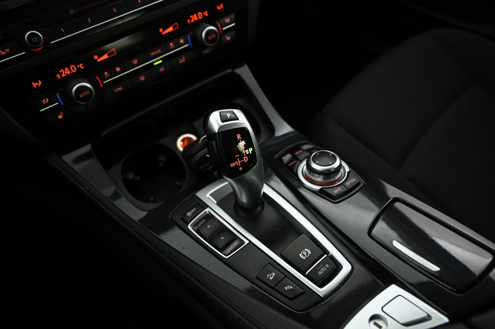 BMW 520 2014 F10 TwinPower Turbo A xDrive Limited Edition *Suomi-Auto / Webasto / ACC / Tutkat / Koukku / Ratinlämmitin* - Fiksu käyttöauto kaksin huippurenkain!
