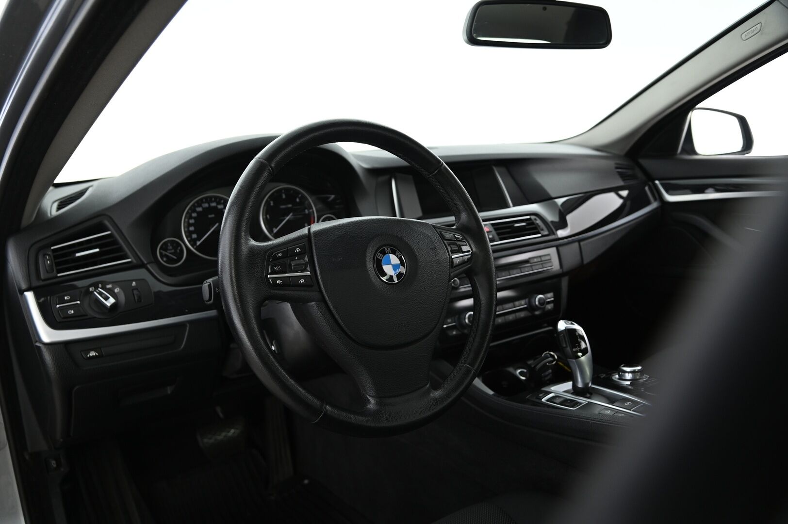 BMW 520 2014 F10 TwinPower Turbo A xDrive Limited Edition *Suomi-Auto / Webasto / ACC / Tutkat / Koukku / Ratinlämmitin* - Fiksu käyttöauto kaksin huippurenkain!