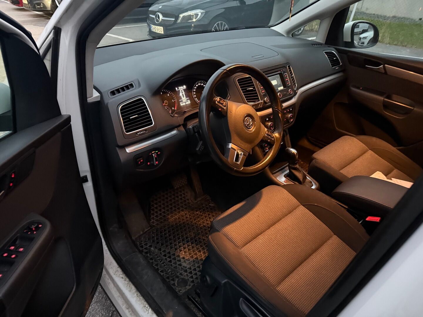 Volkswagen Sharan 2014 Comfortline 2,0 TDI 103 kW (140 hv) BlueMotion Technology DSG-automaatti - 7-P | Webasto | Vetokoukku | Vakkari | Parkkitutkat | Sähköluukku | Navi | Sähköovet | 2x renkaat vanteilla | Juuri saapunut! - KORKO VAIN 3,99 %