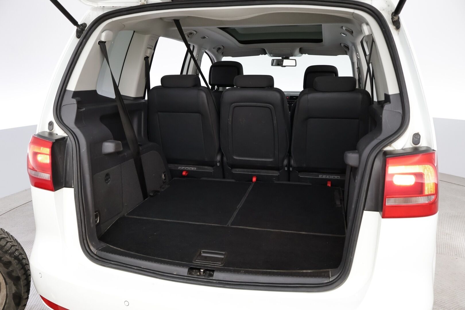 Volkswagen Touran 2014 Comfortline 1,6 TDI 77 kW (105 hv) BlueMotion Technology DSG-automaatti - Suomiauto | Webasto | Vetokoukku | 7-paikkainen | Panorama | Vakkari | P-tutkat | Jakopää tehty | Huippusiisti!