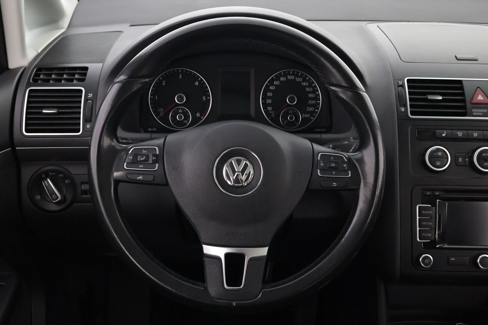 Volkswagen Touran 2014 Comfortline 1,6 TDI 77 kW (105 hv) BlueMotion Technology DSG-automaatti - Suomiauto | Webasto | Vetokoukku | 7-paikkainen | Panorama | Vakkari | P-tutkat | Jakopää tehty | Huippusiisti!