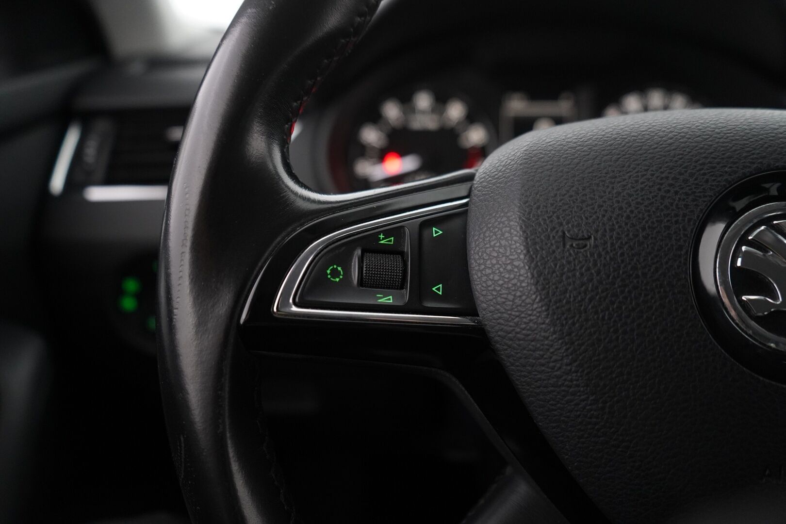 Skoda Octavia 2014 1.4 TSI Combi Elegance DSG *Webasto / Tutkat / Vakkari / Vetokoukku* - Suomi-auto / Viimeisin huolto 212tkm / Kahdet alumiinivanteet / Kahdet Nokian renkaat