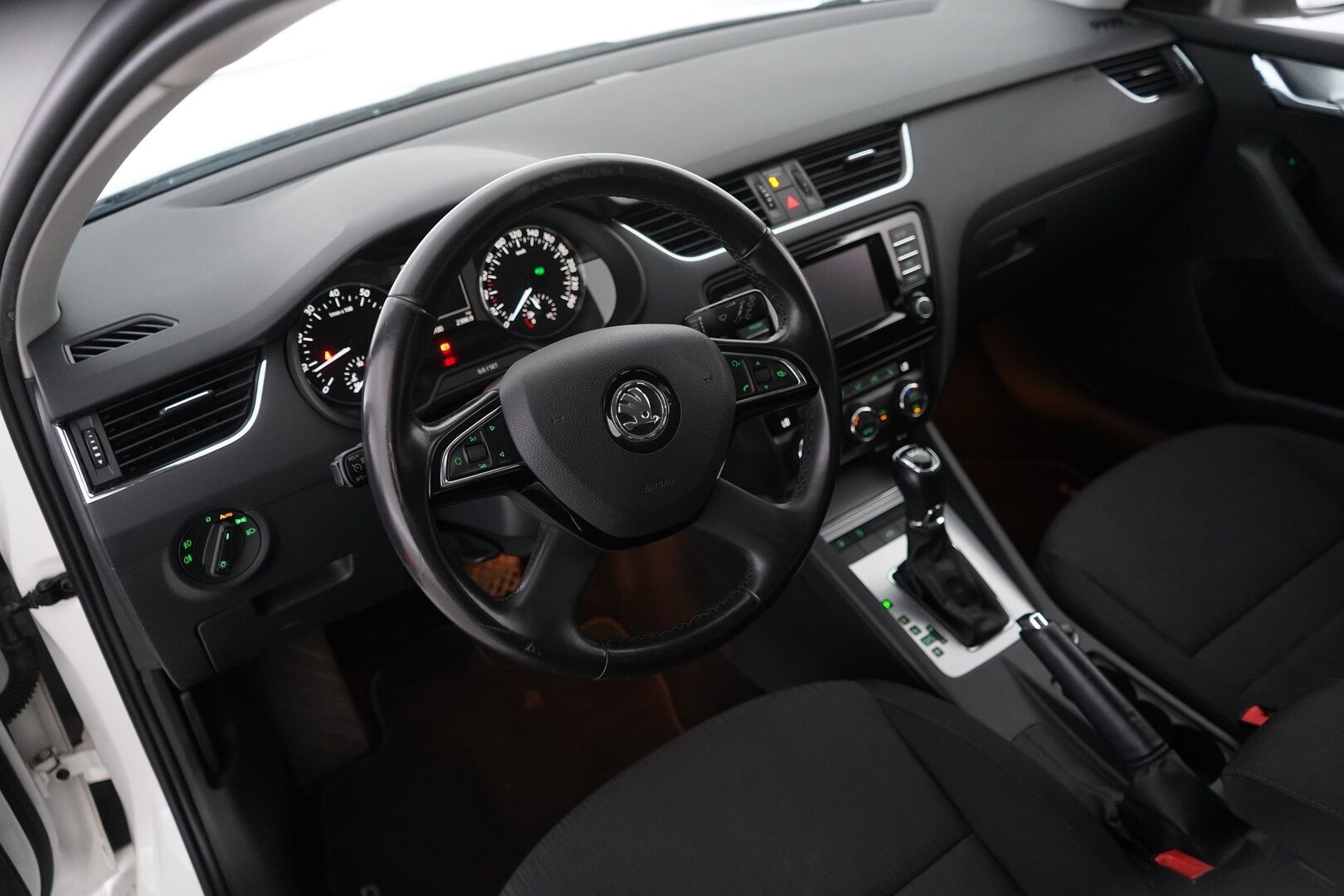 Skoda Octavia 2014 1.4 TSI Combi Elegance DSG *Webasto / Tutkat / Vakkari / Vetokoukku* - Suomi-auto / Viimeisin huolto 212tkm / Kahdet alumiinivanteet / Kahdet Nokian renkaat