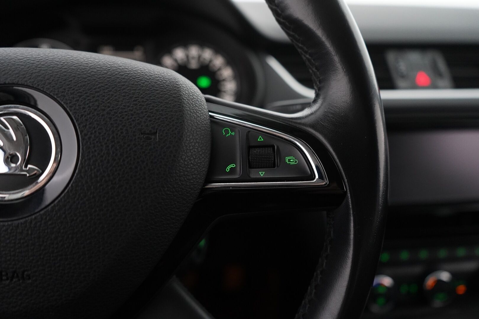 Skoda Octavia 2014 1.4 TSI Combi Elegance DSG *Webasto / Tutkat / Vakkari / Vetokoukku* - Suomi-auto / Viimeisin huolto 212tkm / Kahdet alumiinivanteet / Kahdet Nokian renkaat