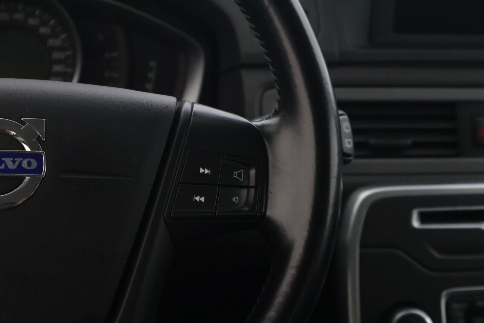 Volvo V70 2014 D2 Kinetic aut - | Suomi-auto | Vakionopeudensäädin | Kahdet hyväkuntoiset renkaat alumiinivanteilla | 