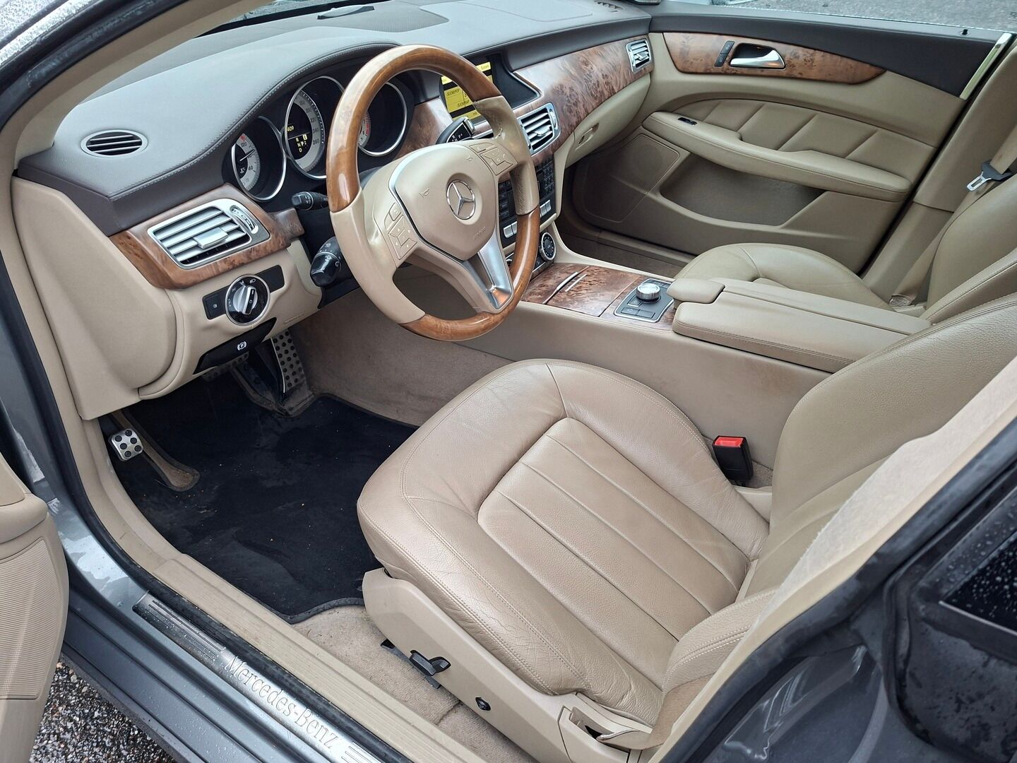 Mercedes-Benz CLS 2011 350 BE * Harman&Kardon / Sähköpenkit / P-Kamera / Navi / Vakkari * - * Juuri huollettu / Hyvä huoltohistoria / 2 x Vanteet & Renkaat *