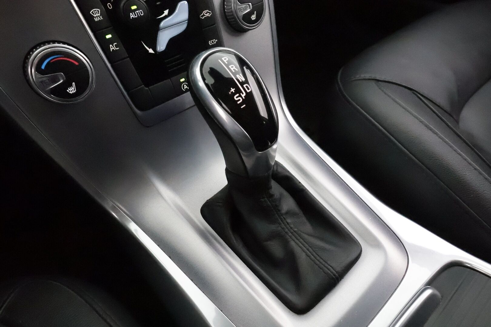 Volvo V70 2015 D4 Business Summum aut **Vakkari / Webasto / P.tutkat / Muistipenkki / Digimittaristo** - Suomi-auto / Kahdet renkaat aluvanteilla / Navi / KeylessGo