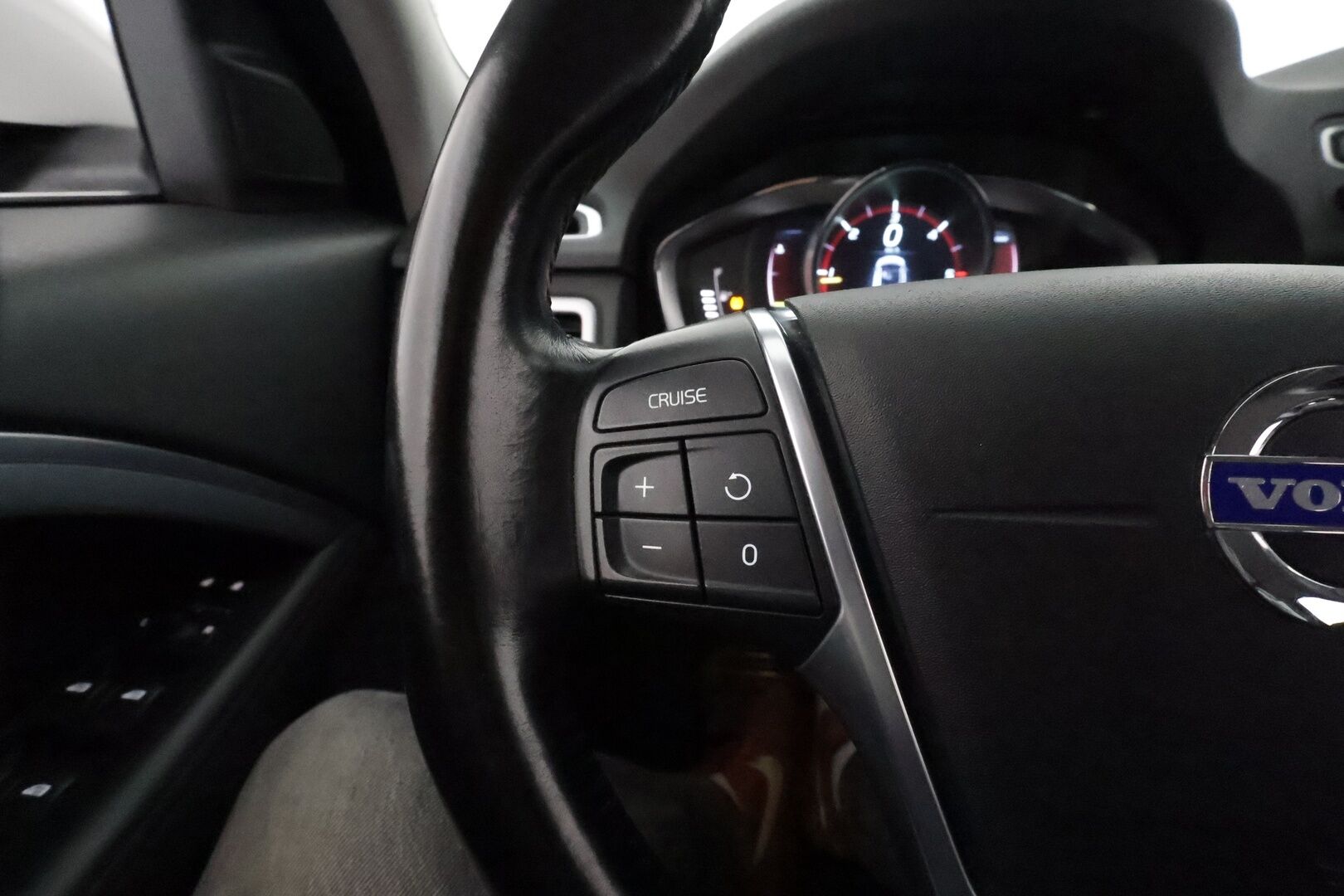 Volvo V70 2015 D4 Business Summum aut **Vakkari / Webasto / P.tutkat / Muistipenkki / Digimittaristo** - Suomi-auto / Kahdet renkaat aluvanteilla / Navi / KeylessGo