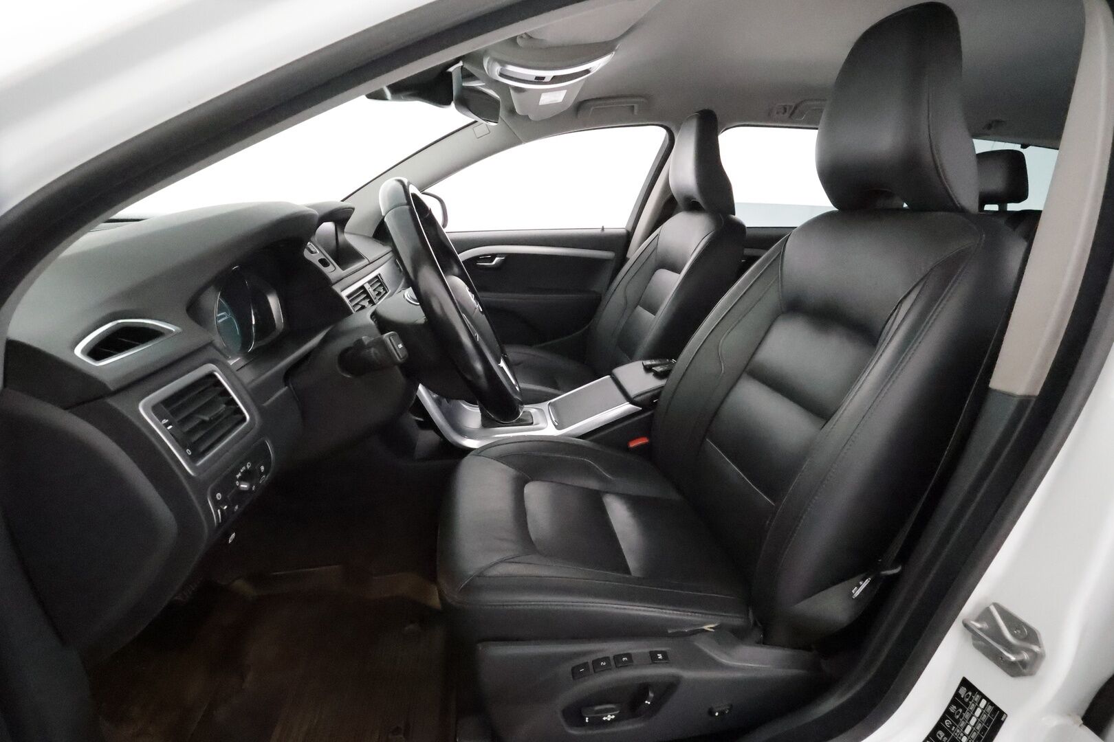 Volvo V70 2015 D4 Business Summum aut **Vakkari / Webasto / P.tutkat / Muistipenkki / Digimittaristo** - Suomi-auto / Kahdet renkaat aluvanteilla / Navi / KeylessGo
