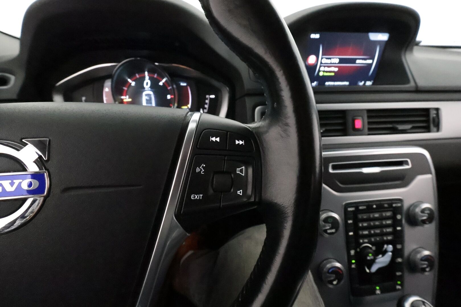 Volvo V70 2015 D4 Business Summum aut **Vakkari / Webasto / P.tutkat / Muistipenkki / Digimittaristo** - Suomi-auto / Kahdet renkaat aluvanteilla / Navi / KeylessGo