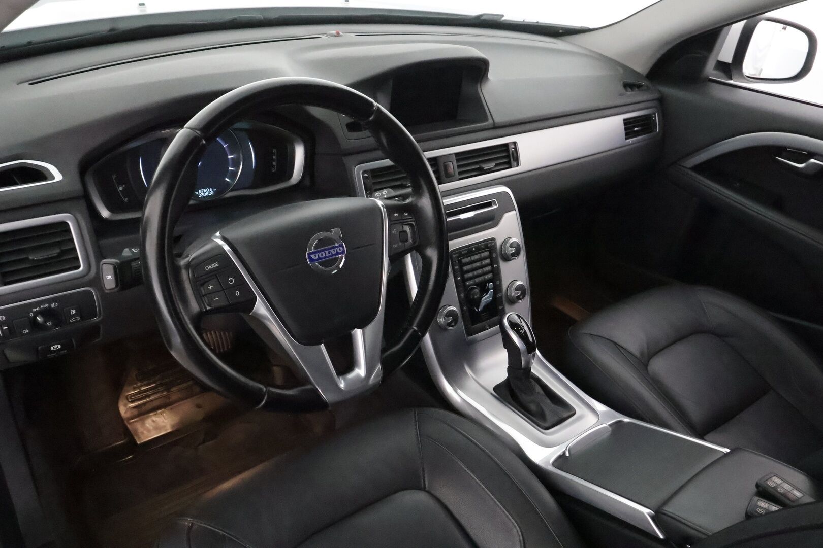 Volvo V70 2015 D4 Business Summum aut **Vakkari / Webasto / P.tutkat / Muistipenkki / Digimittaristo** - Suomi-auto / Kahdet renkaat aluvanteilla / Navi / KeylessGo