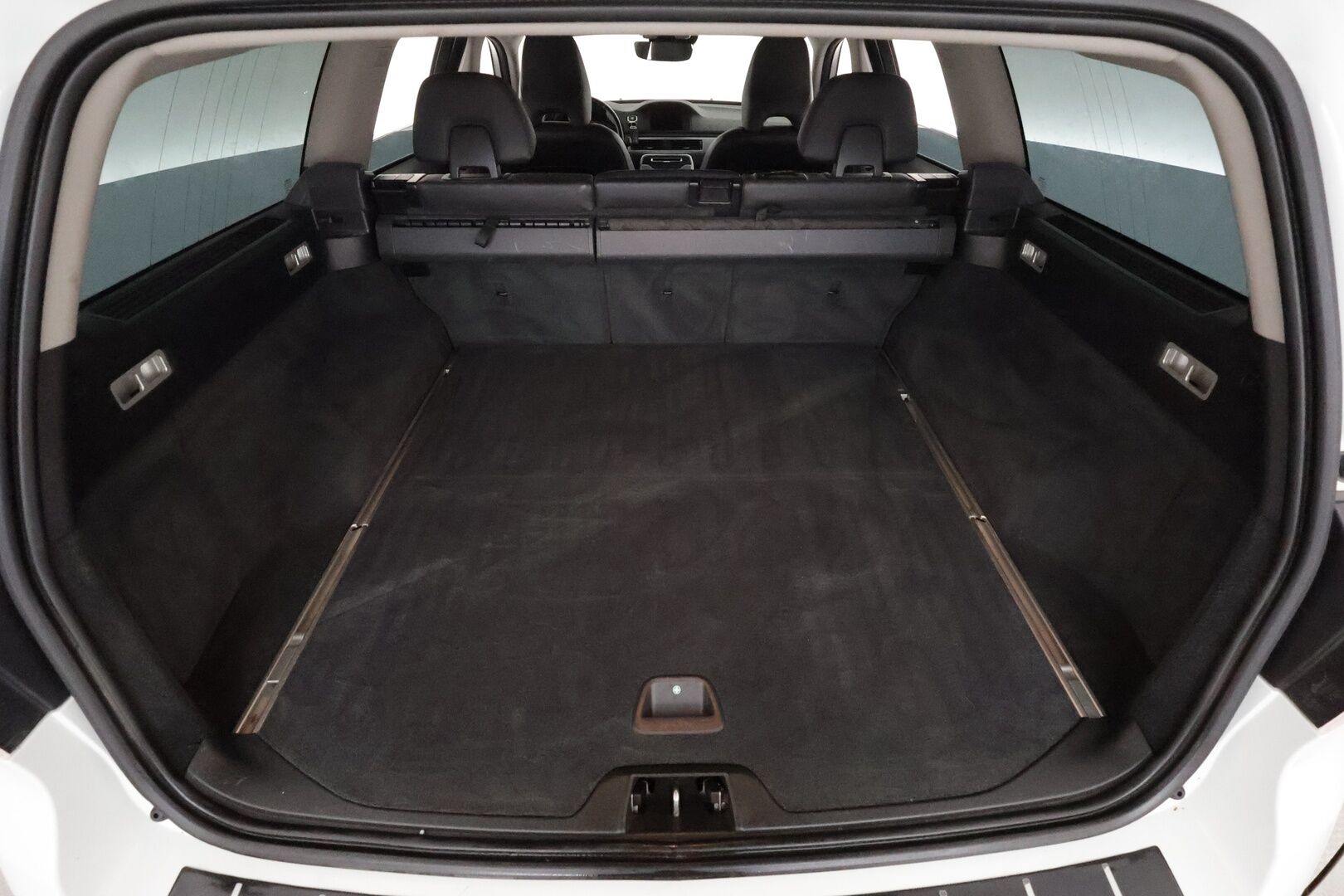 Volvo V70 2015 D4 Business Summum aut **Vakkari / Webasto / P.tutkat / Muistipenkki / Digimittaristo** - Suomi-auto / Kahdet renkaat aluvanteilla / Navi / KeylessGo