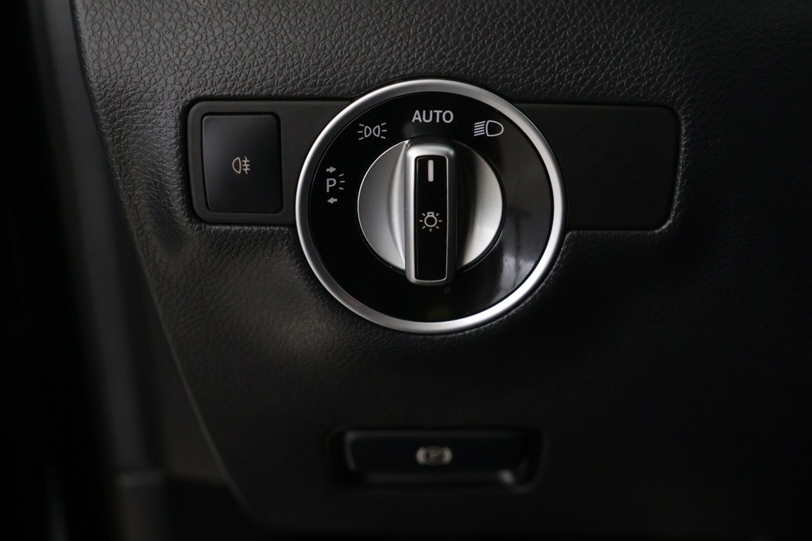 Mercedes-Benz B 2015 180 BE A Premium Business - Bluetooth | Puolinahat | P. kamera | Vakkari | Xenon | Musta sisäkatto | 