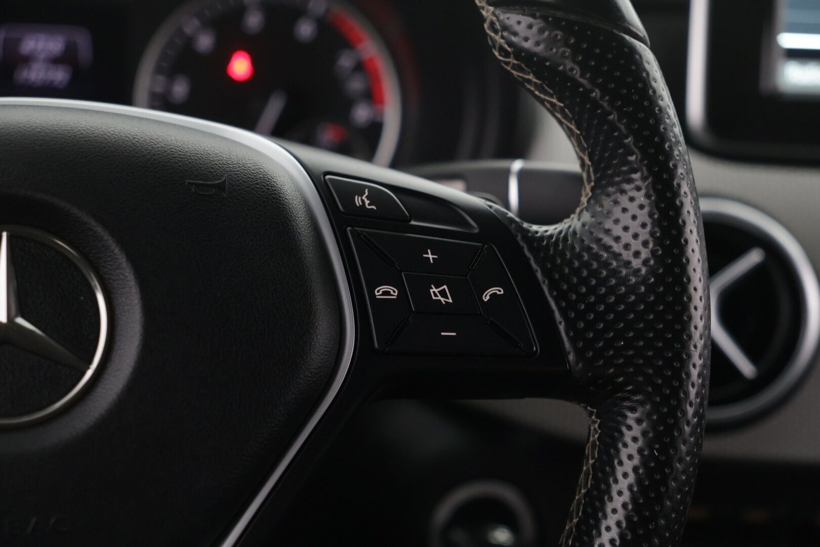 Mercedes-Benz B 2015 180 BE A Premium Business - Bluetooth | Puolinahat | P. kamera | Vakkari | Xenon | Musta sisäkatto | 