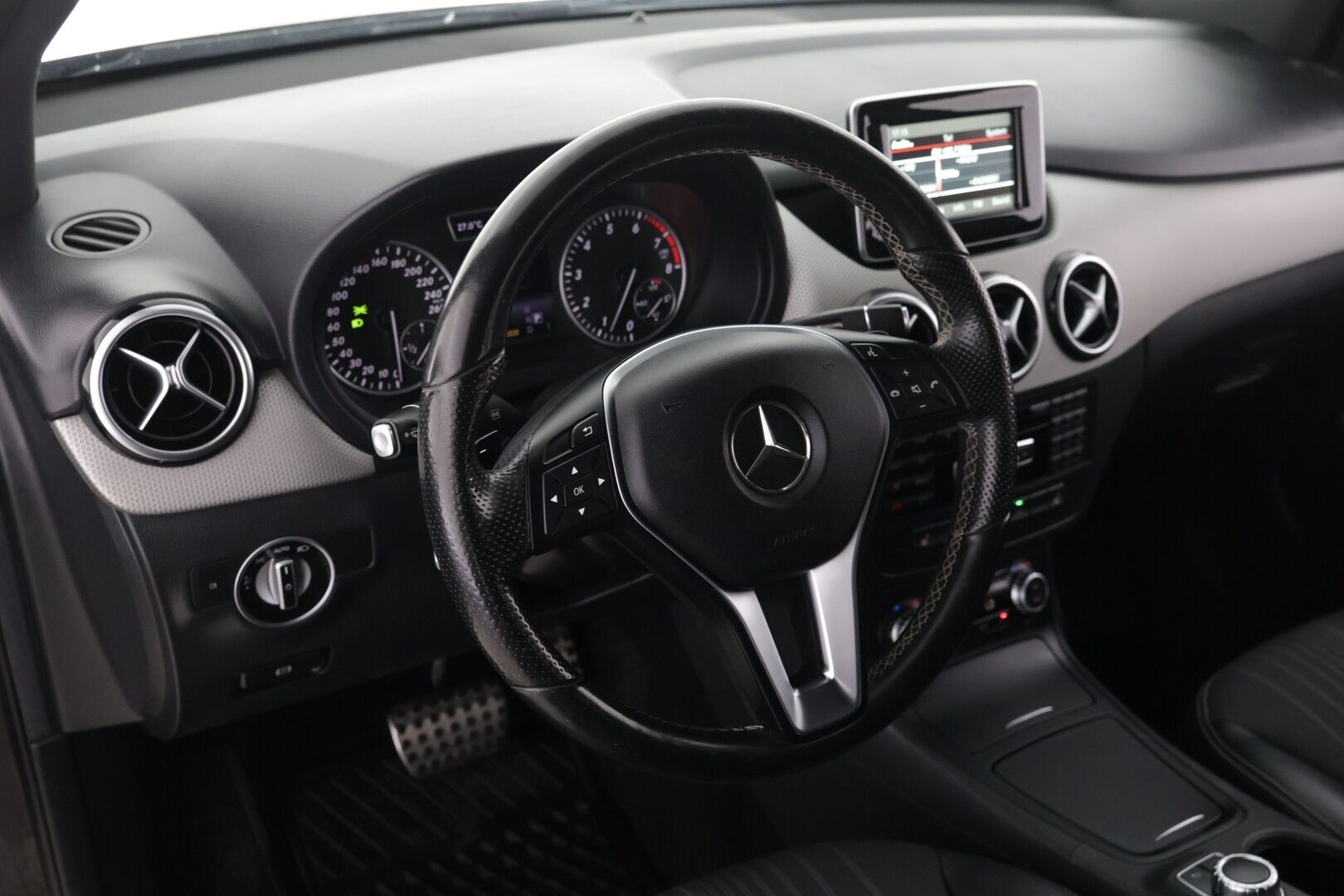 Mercedes-Benz B 2015 180 BE A Premium Business - Bluetooth | Puolinahat | P. kamera | Vakkari | Xenon | Musta sisäkatto | 