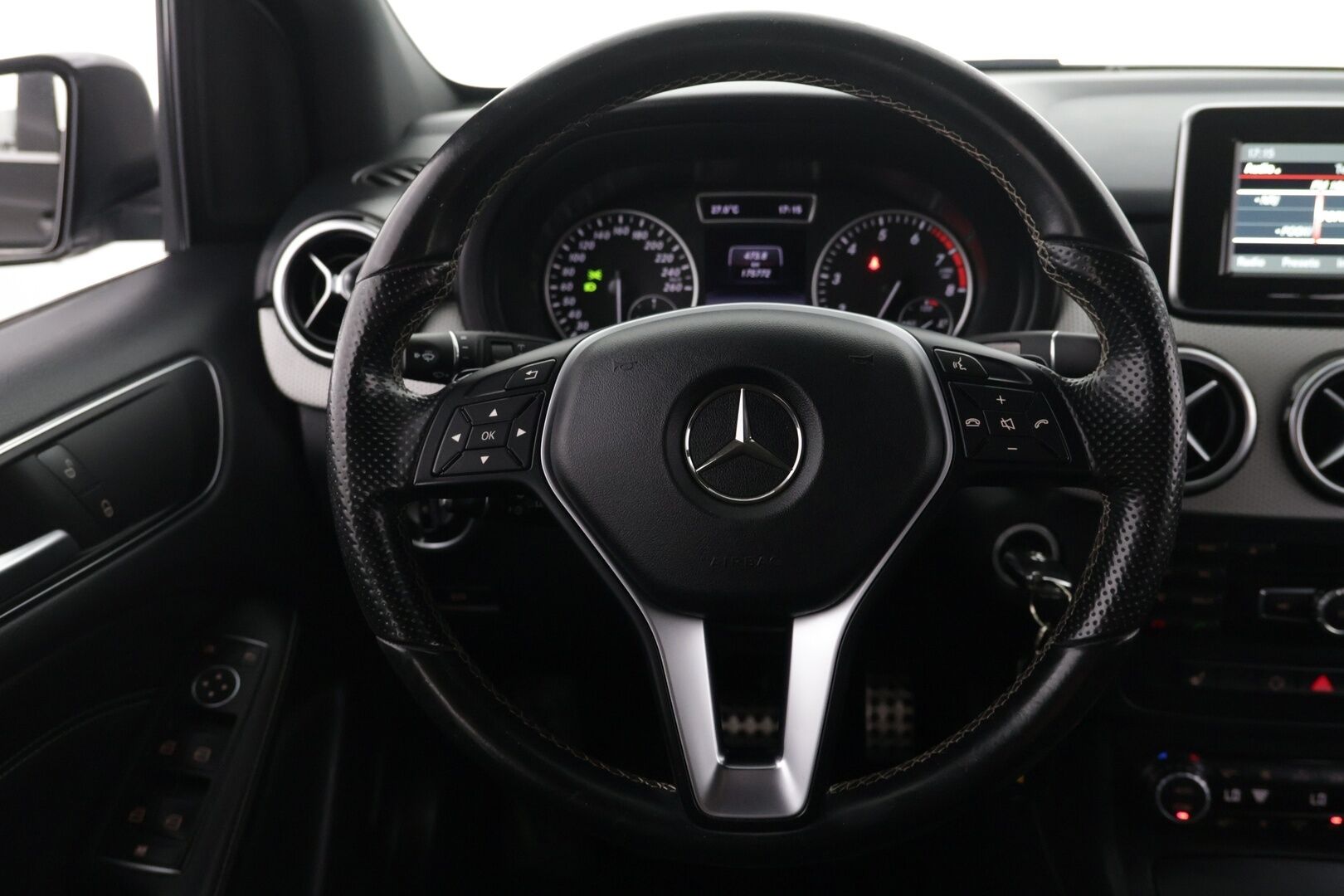 Mercedes-Benz B 2015 180 BE A Premium Business - Bluetooth | Puolinahat | P. kamera | Vakkari | Xenon | Musta sisäkatto | 