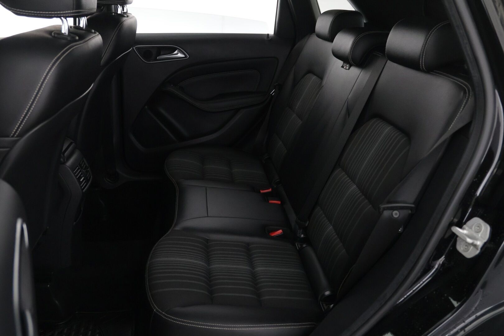 Mercedes-Benz B 2015 180 BE A Premium Business - Bluetooth | Puolinahat | P. kamera | Vakkari | Xenon | Musta sisäkatto | 