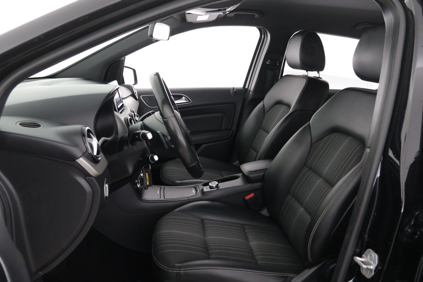 Mercedes-Benz B 2015 180 BE A Premium Business - Bluetooth | Puolinahat | P. kamera | Vakkari | Xenon | Musta sisäkatto | 