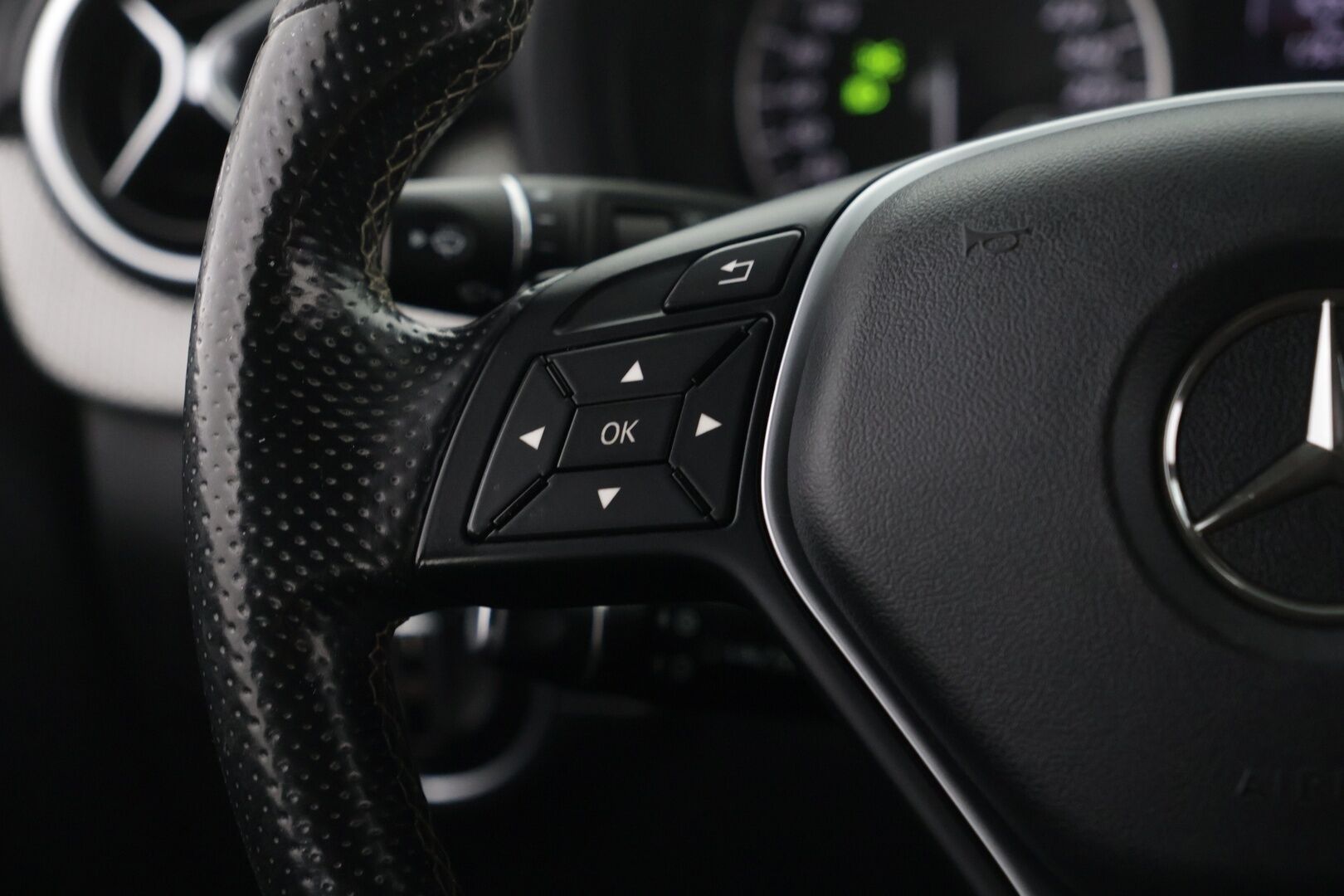 Mercedes-Benz B 2015 180 BE A Premium Business - Bluetooth | Puolinahat | P. kamera | Vakkari | Xenon | Musta sisäkatto | 