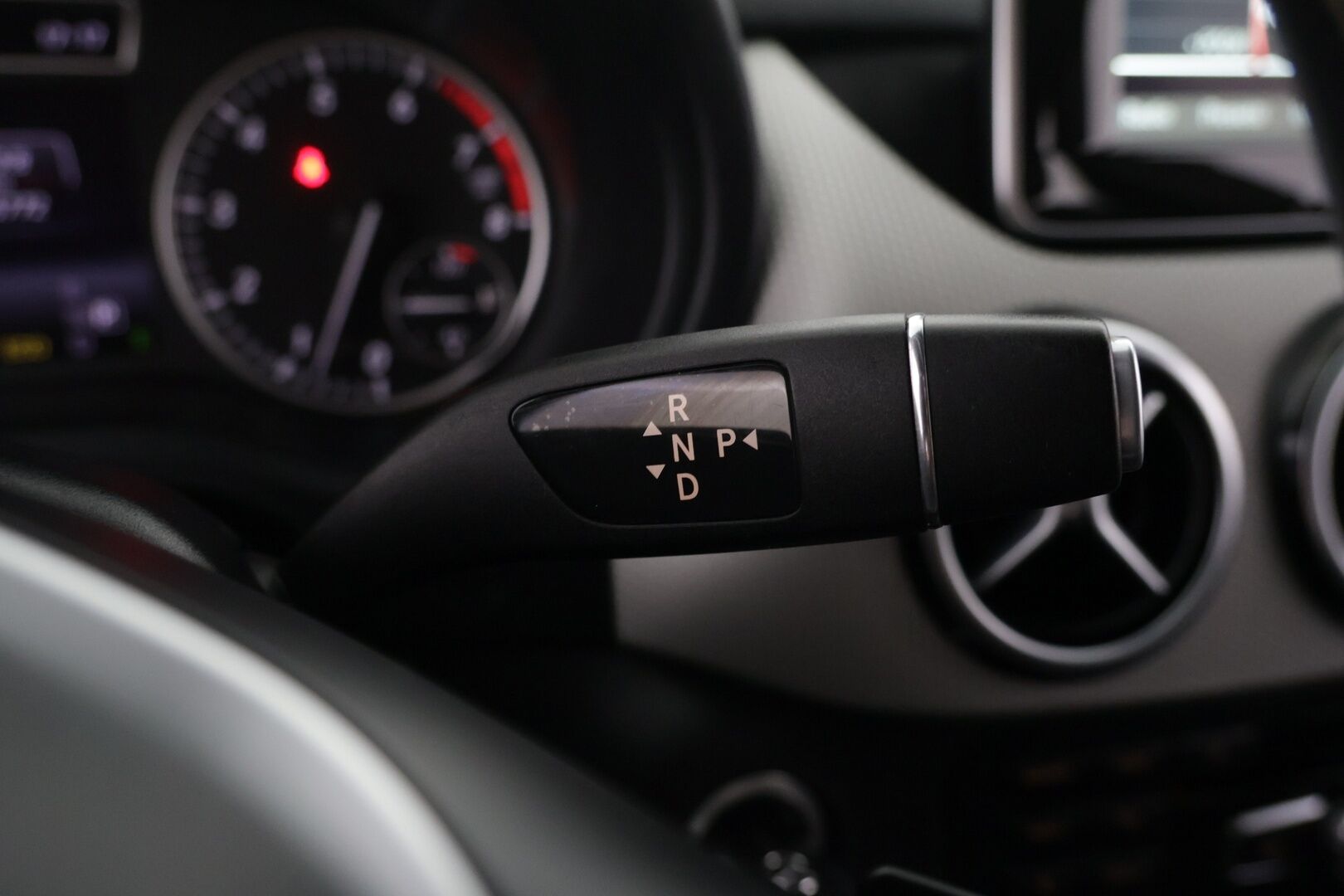 Mercedes-Benz B 2015 180 BE A Premium Business - Bluetooth | Puolinahat | P. kamera | Vakkari | Xenon | Musta sisäkatto | 