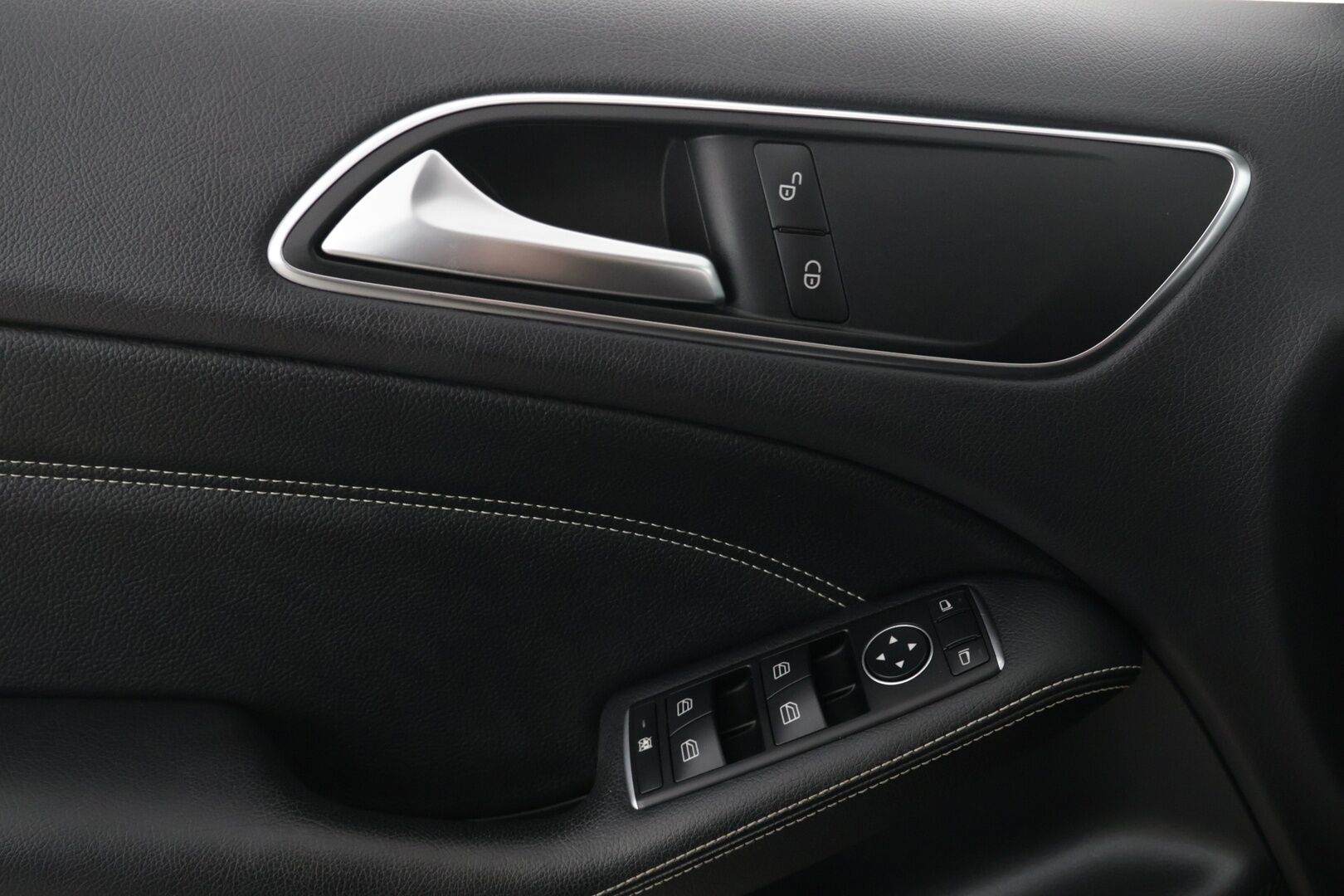 Mercedes-Benz B 2015 180 BE A Premium Business - Bluetooth | Puolinahat | P. kamera | Vakkari | Xenon | Musta sisäkatto | 
