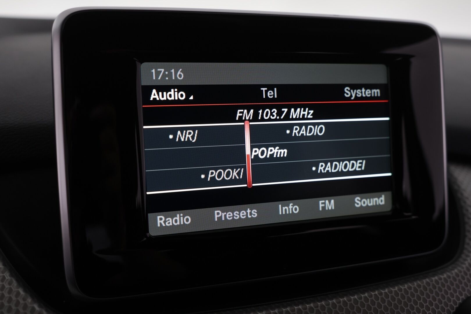 Mercedes-Benz B 2015 180 BE A Premium Business - Bluetooth | Puolinahat | P. kamera | Vakkari | Xenon | Musta sisäkatto | 