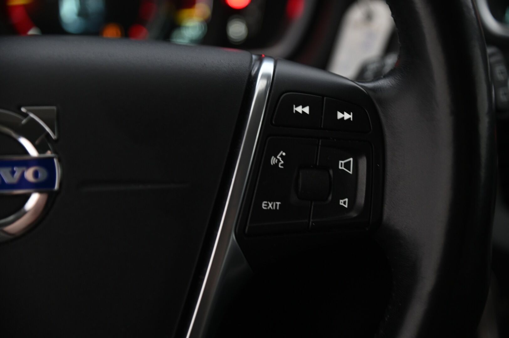 Volvo V40 2015 D4 Momentum aut*Webasto / Suomi-auto / Vakkari* - *Huippu hyvä huoltohistoria / 2x renkaat&alumiinivanteet* - HULLUT AVAJAISHULINAT KORKOTARJOUS 3,29 %