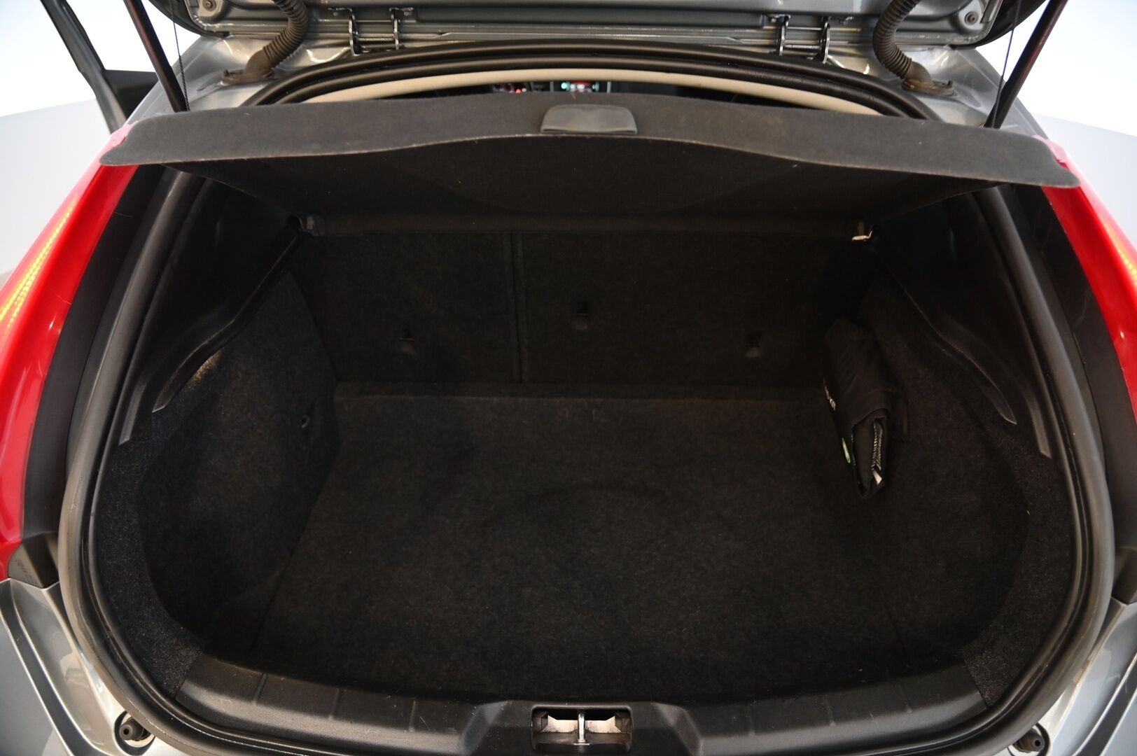 Volvo V40 2015 D4 Momentum aut*Webasto / Suomi-auto / Vakkari* - *Huippu hyvä huoltohistoria / 2x renkaat&alumiinivanteet* - HULLUT AVAJAISHULINAT KORKOTARJOUS 3,29 %