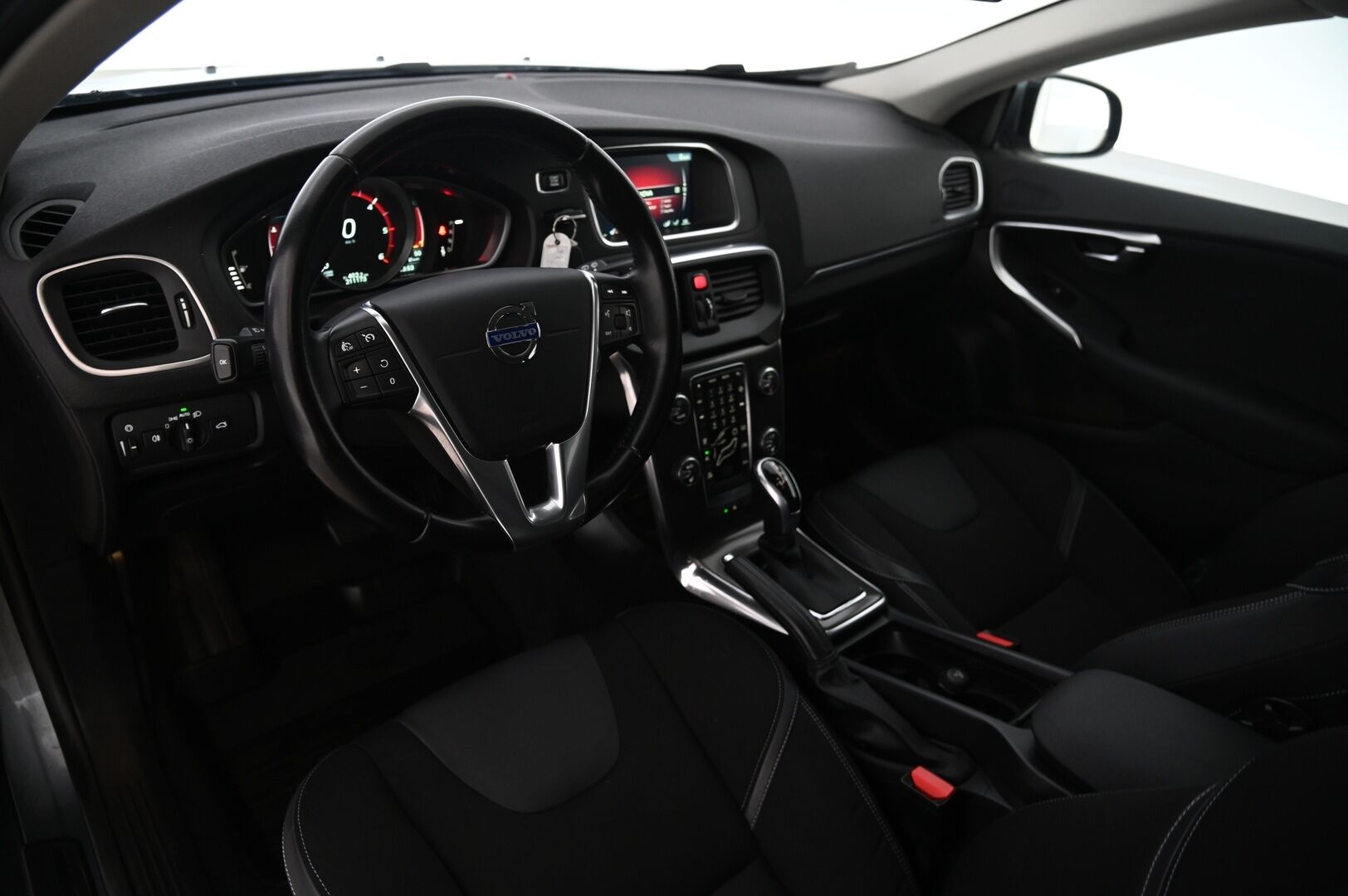 Volvo V40 2015 D4 Momentum aut*Webasto / Suomi-auto / Vakkari* - *Huippu hyvä huoltohistoria / 2x renkaat&alumiinivanteet* - HULLUT AVAJAISHULINAT KORKOTARJOUS 3,29 %