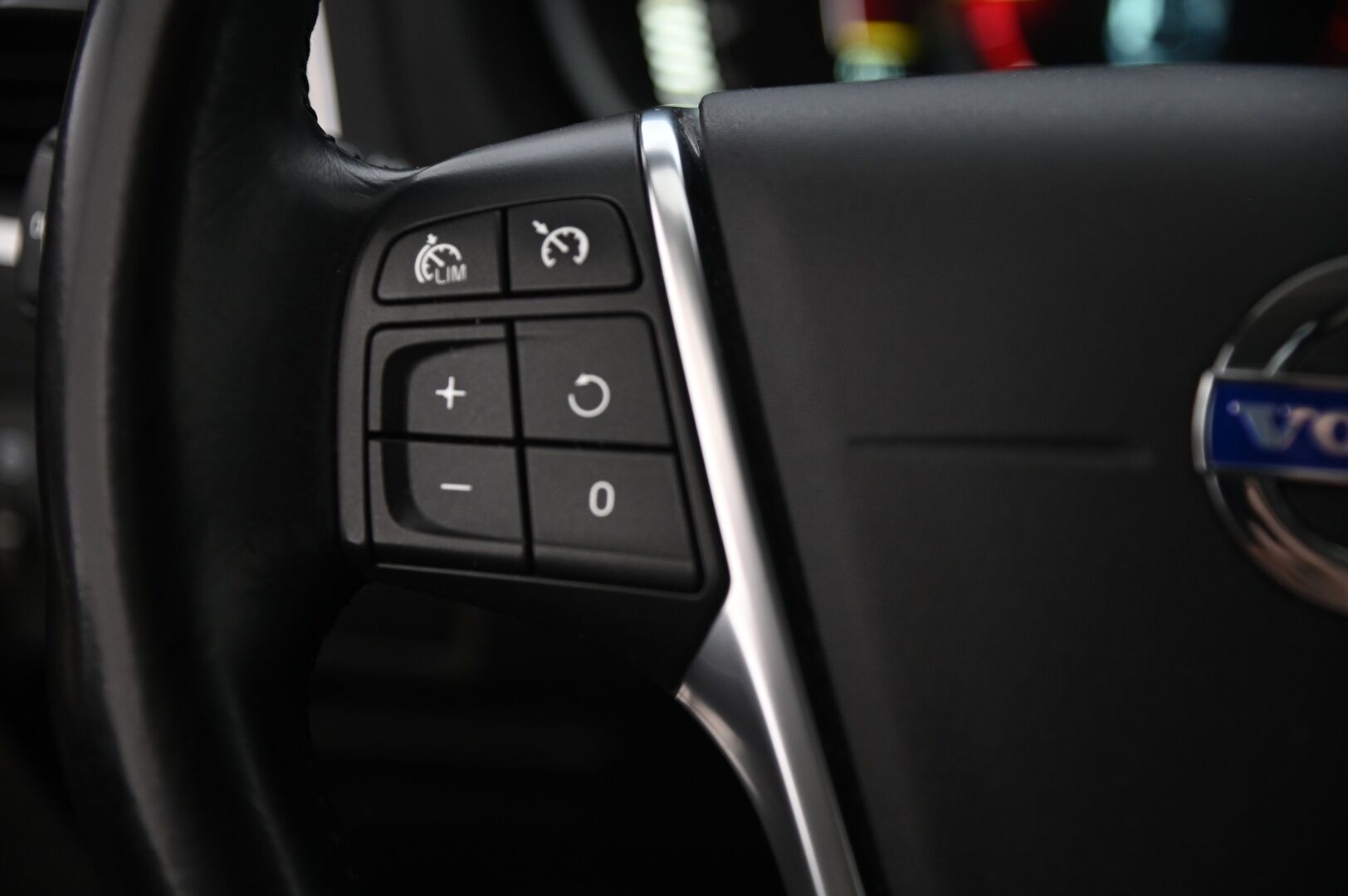 Volvo V40 2015 D4 Momentum aut*Webasto / Suomi-auto / Vakkari* - *Huippu hyvä huoltohistoria / 2x renkaat&alumiinivanteet* - HULLUT AVAJAISHULINAT KORKOTARJOUS 3,29 %