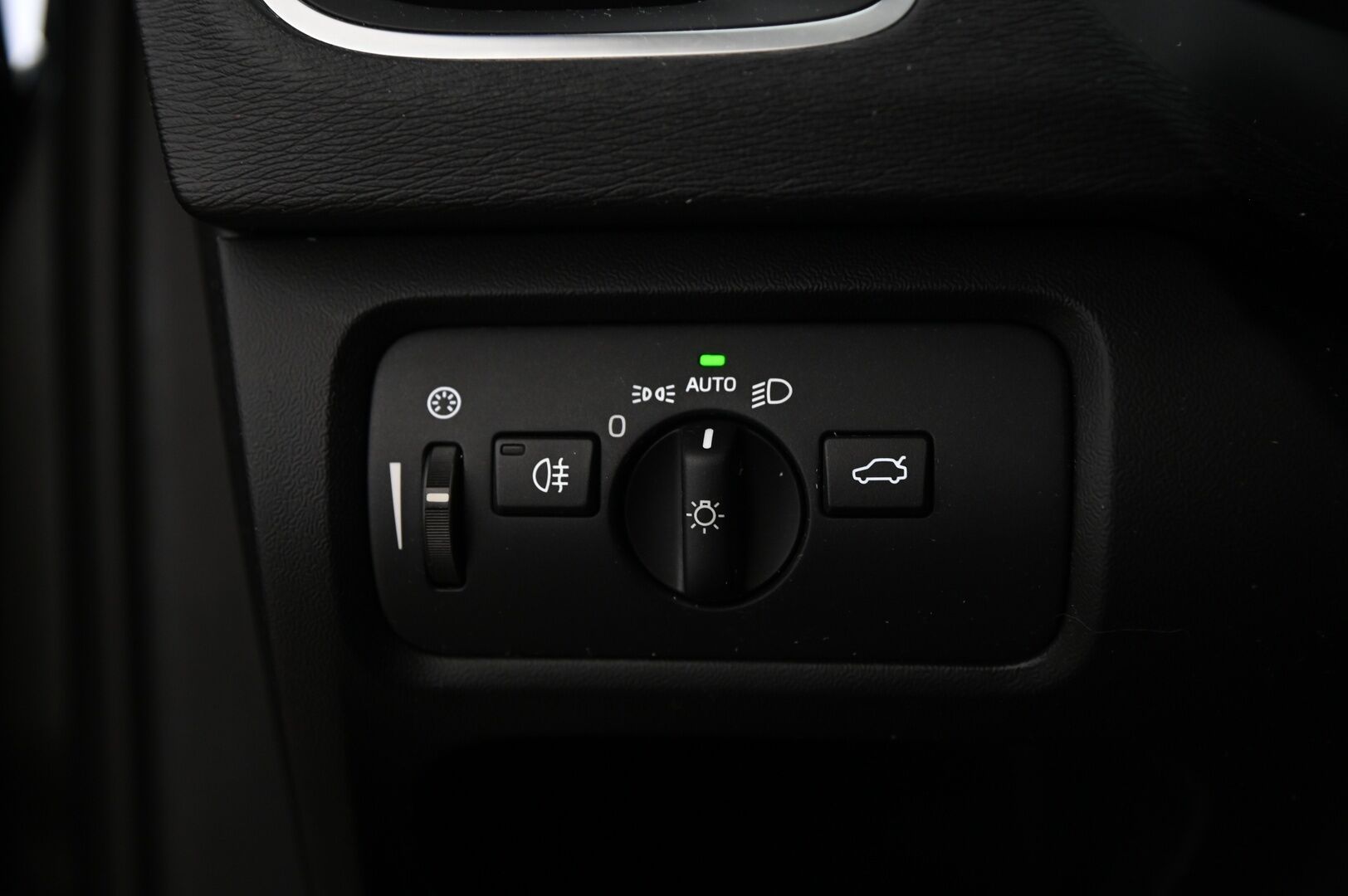 Volvo V40 2015 D4 Momentum aut*Webasto / Suomi-auto / Vakkari* - *Huippu hyvä huoltohistoria / 2x renkaat&alumiinivanteet* - HULLUT AVAJAISHULINAT KORKOTARJOUS 3,29 %