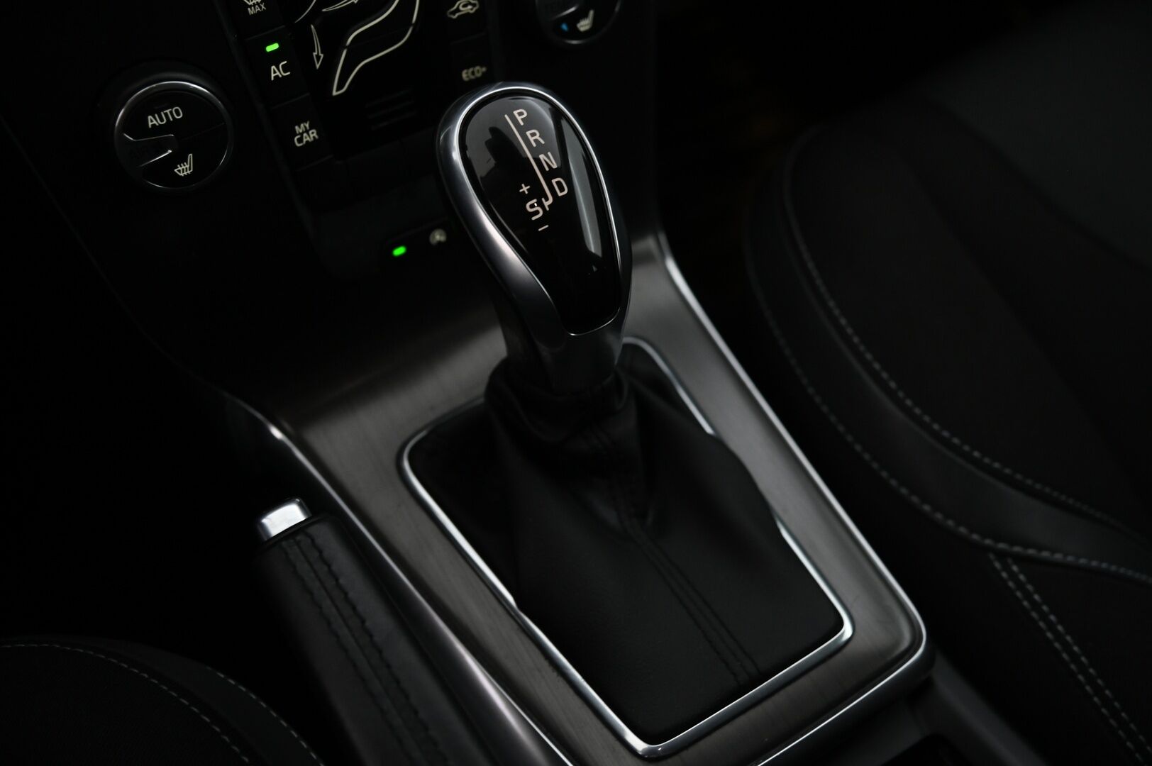 Volvo V40 2015 D4 Momentum aut*Webasto / Suomi-auto / Vakkari* - *Huippu hyvä huoltohistoria / 2x renkaat&alumiinivanteet*