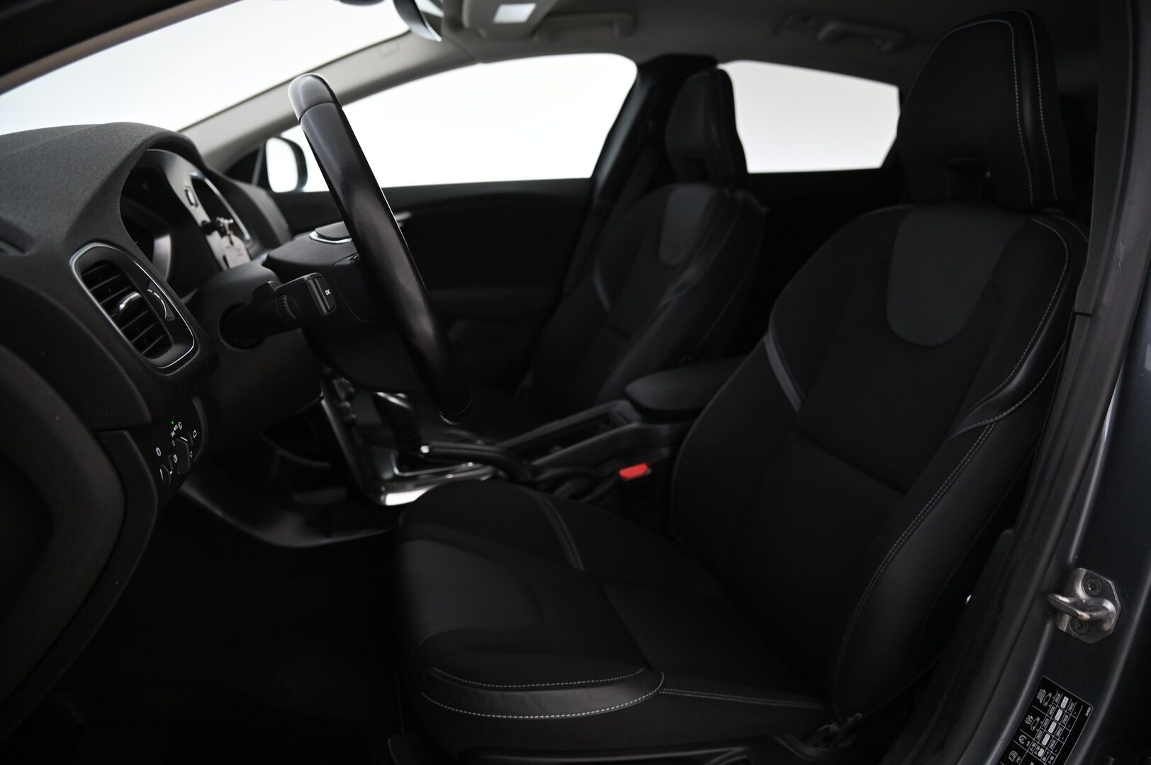 Volvo V40 2015 D4 Momentum aut*Webasto / Suomi-auto / Vakkari* - *Huippu hyvä huoltohistoria / 2x renkaat&alumiinivanteet*